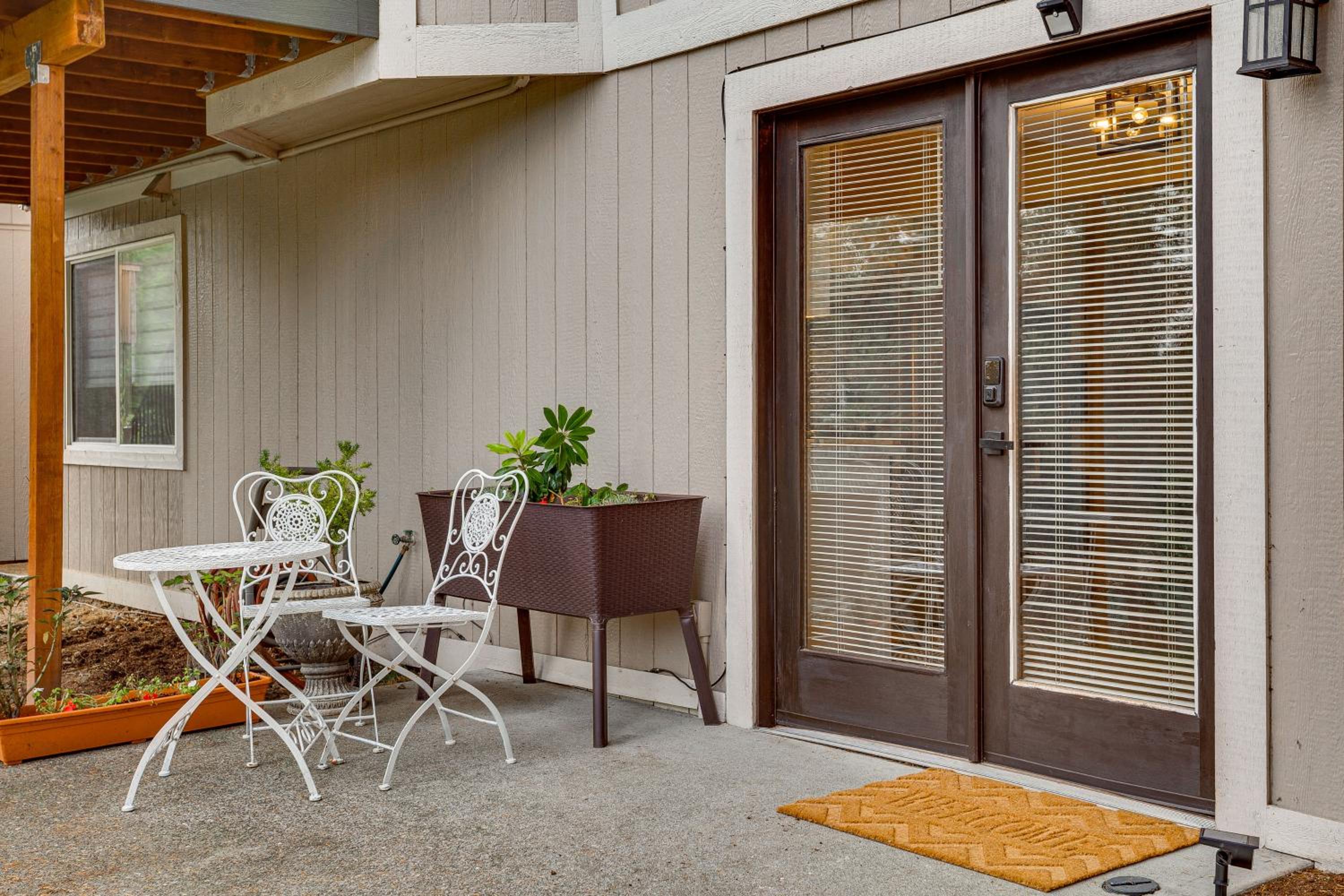 4 Mi to Waterfront Parks! Cozy Apt in Tacoma Area