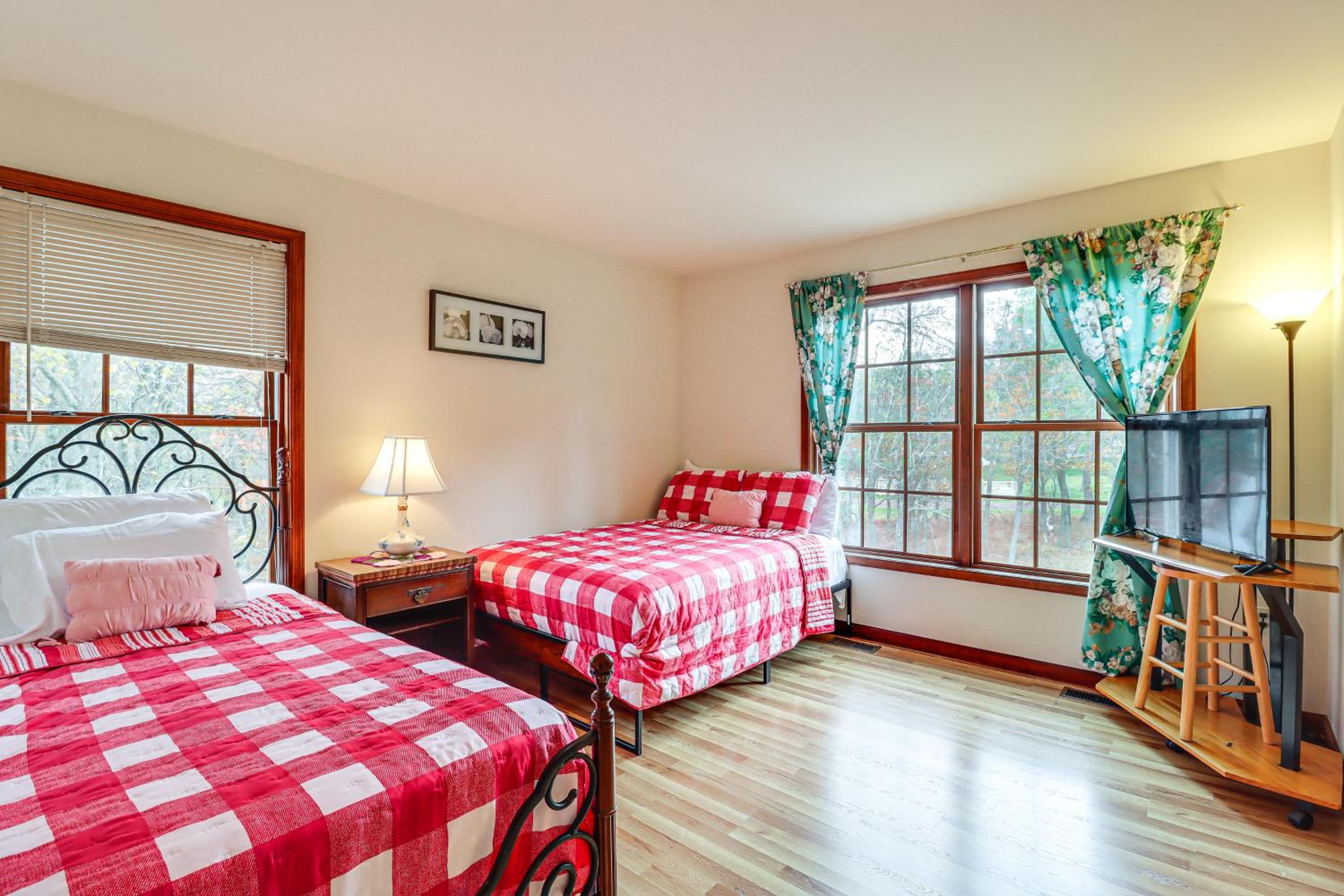 Less Than 1 Mi to Lake Family Home in Albrightsville!