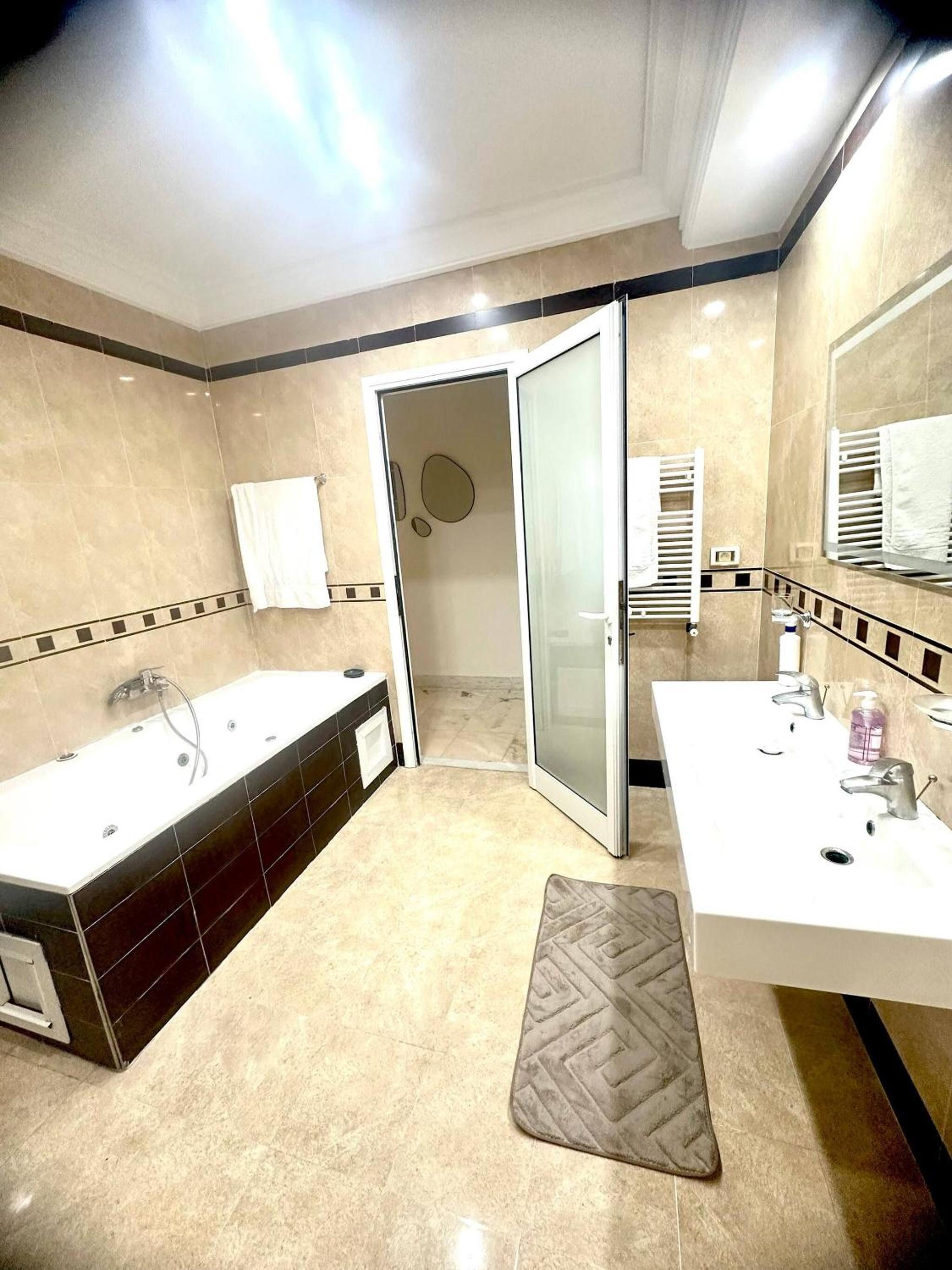Luxury Stay with Panoramic Sea Views, Tourist zone