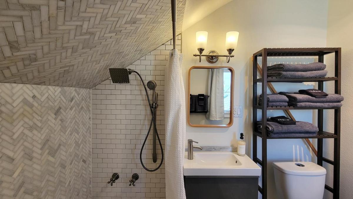 Rosewood Landing by WanderLodges - Hot tub - Sauna