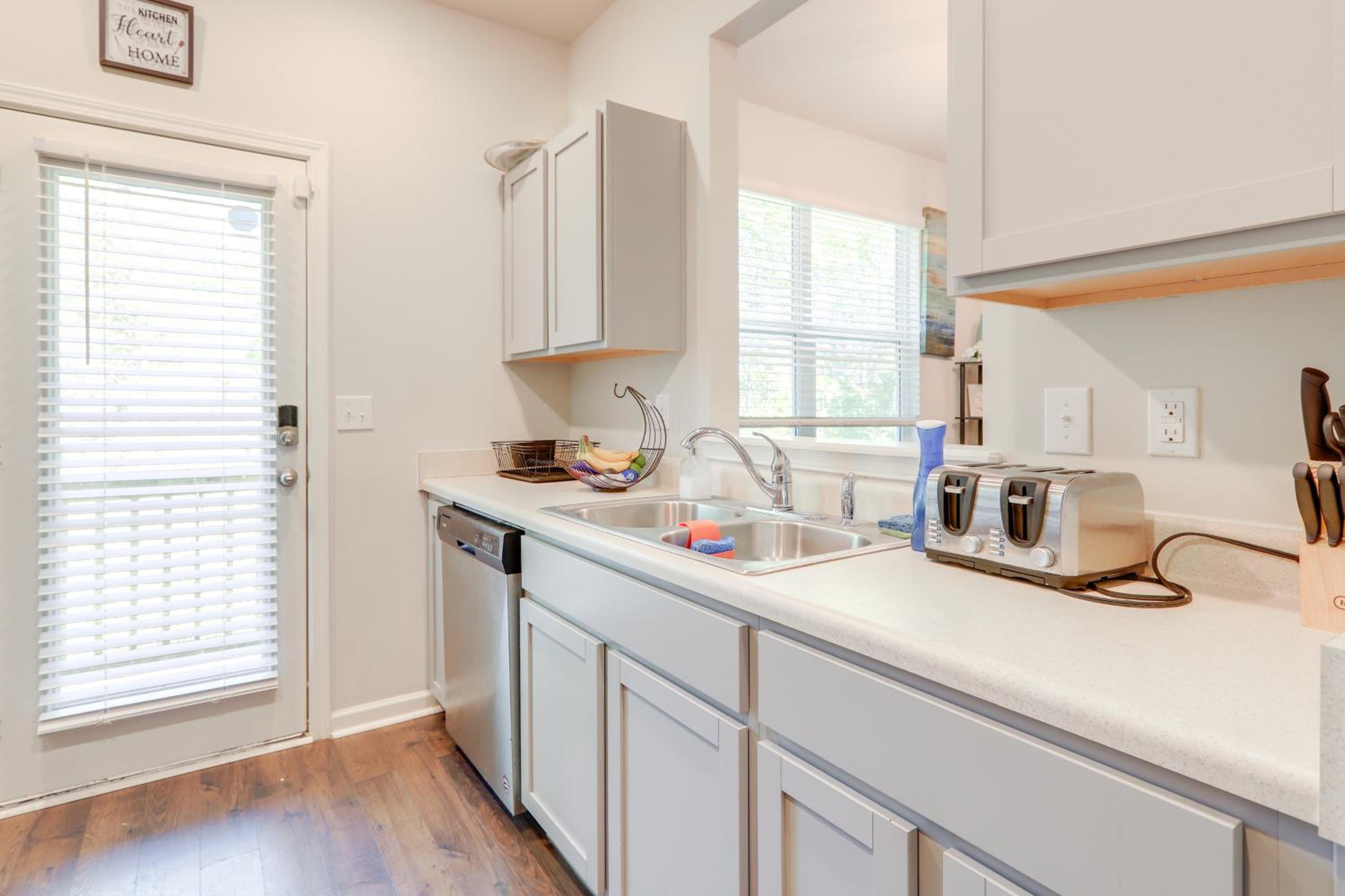 Pets Welcome! Family Townhome with Yard in Atlanta