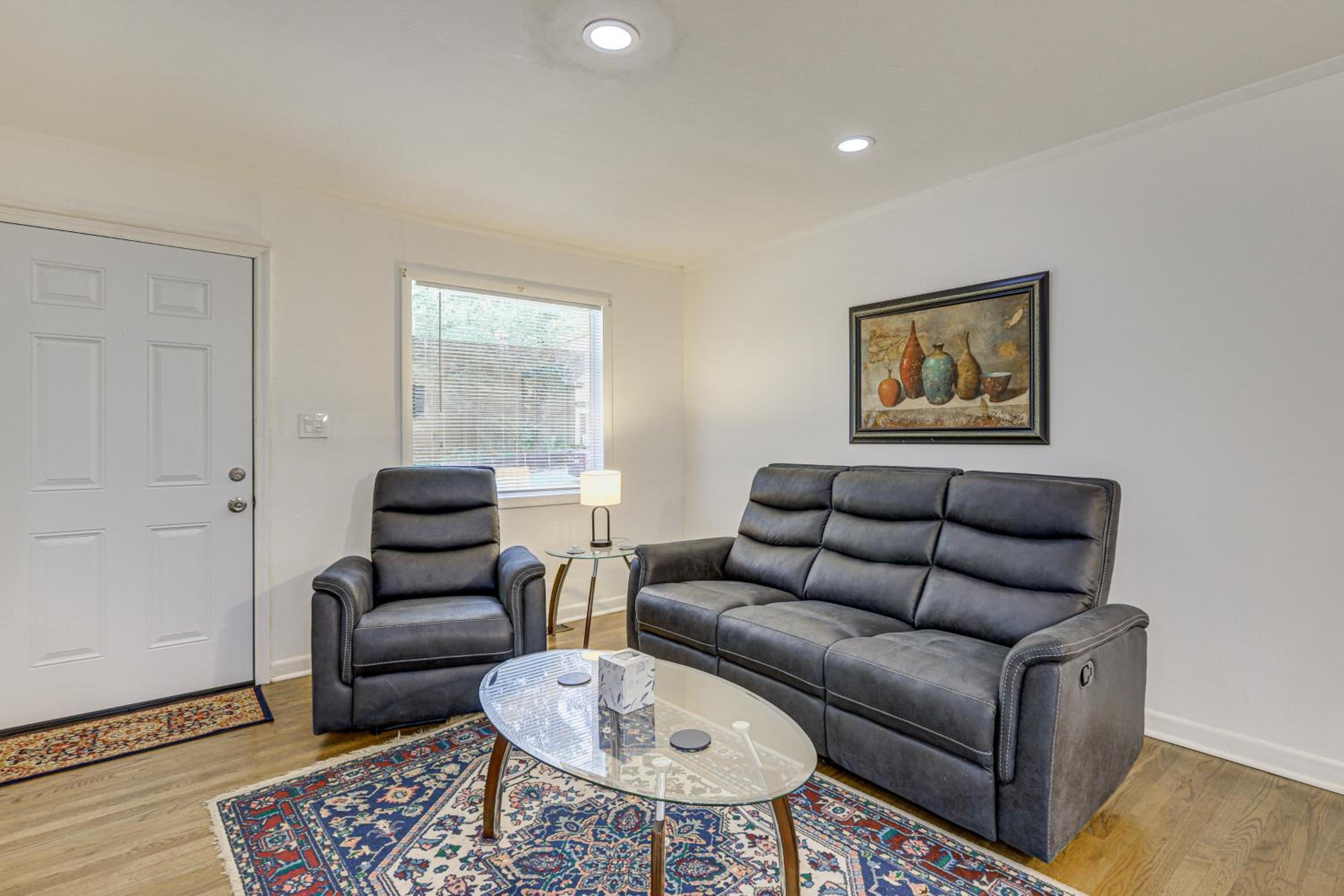 Walk to Lakewood Amphitheatre Atlanta Apartment!