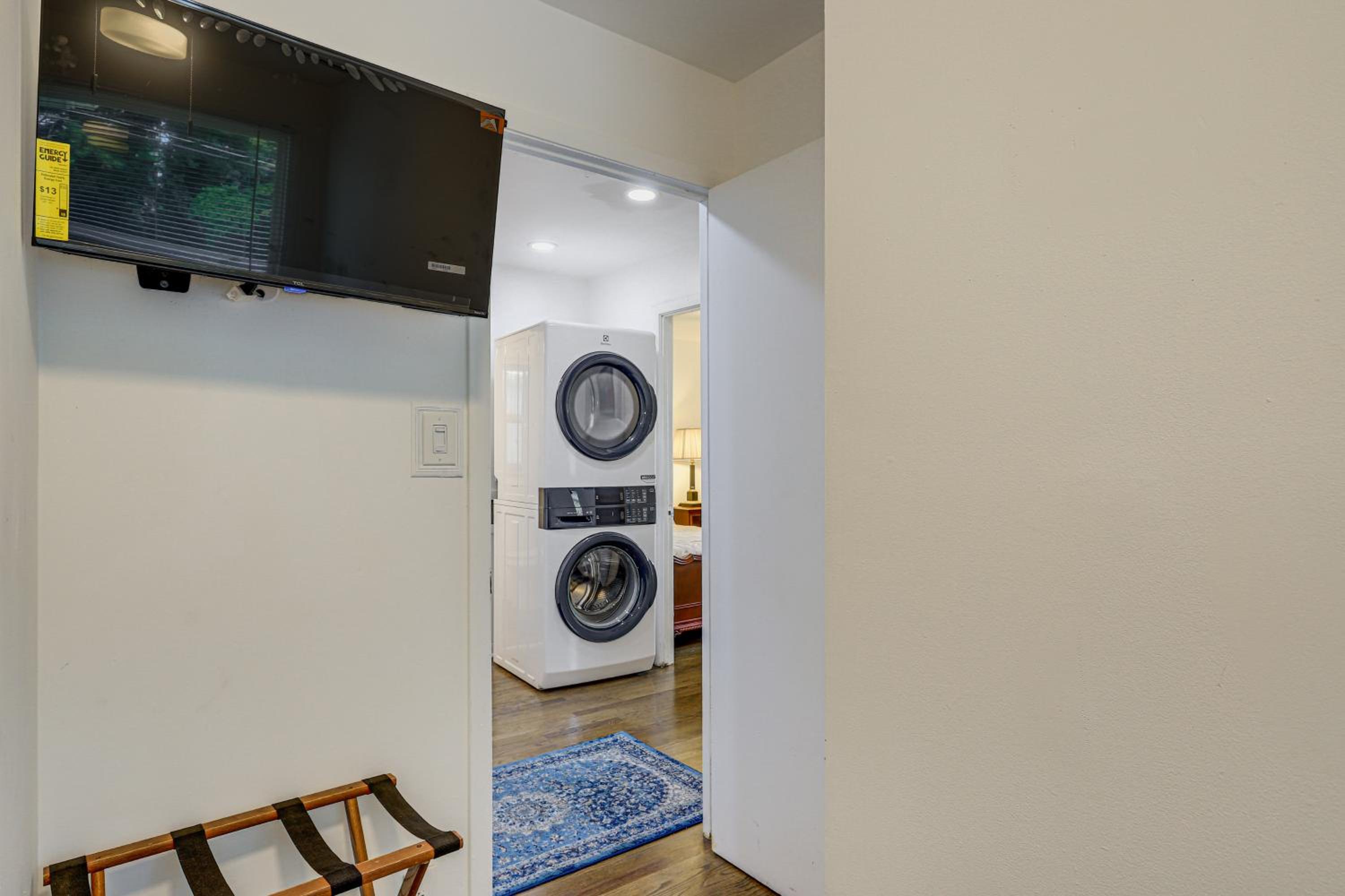 Walk to Lakewood Amphitheatre Atlanta Apartment!