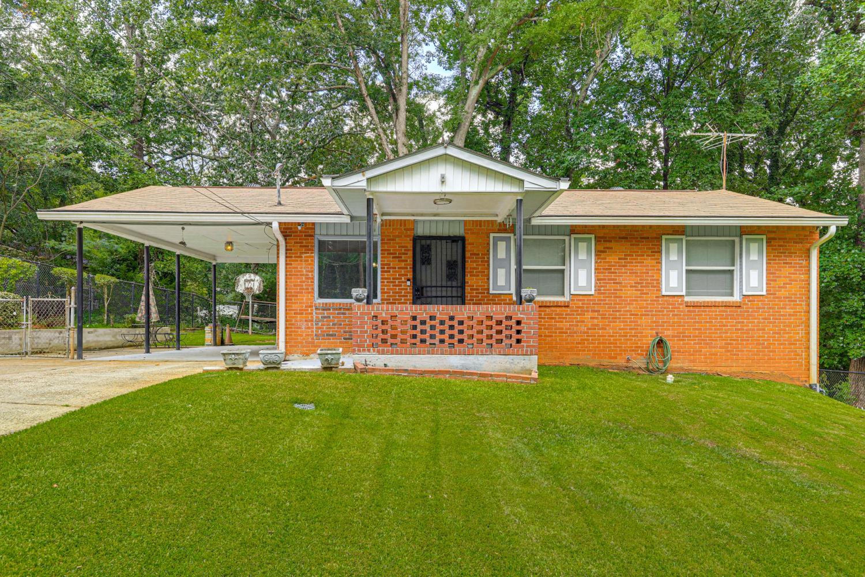 Walk to Lakewood Amphitheatre Atlanta Apartment!