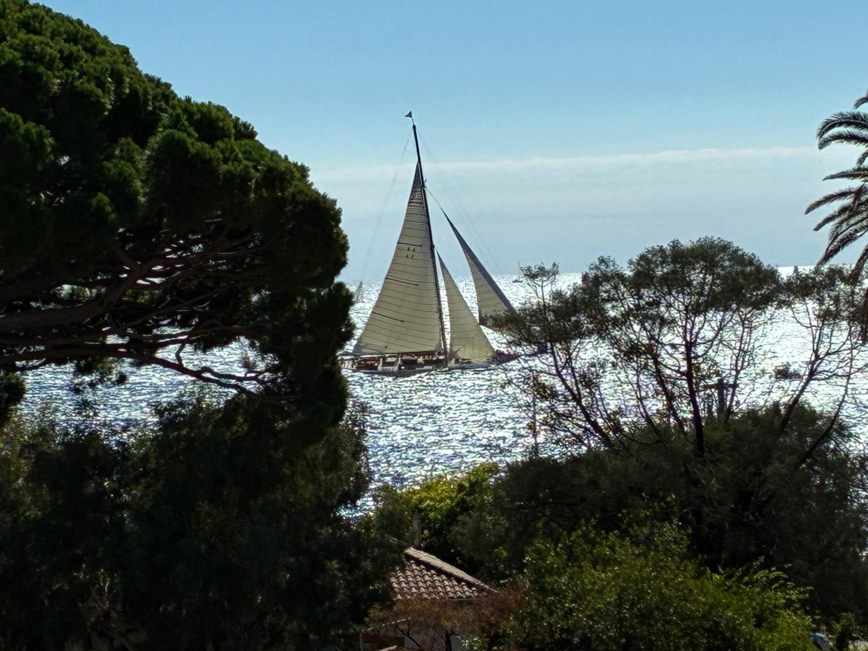 Cannes Beach Access, Private Room in Shared 3-Bedroom Apartment, Private Bathroom, Living Room with Sea View Suite Parentale salle de bain privée accès pla