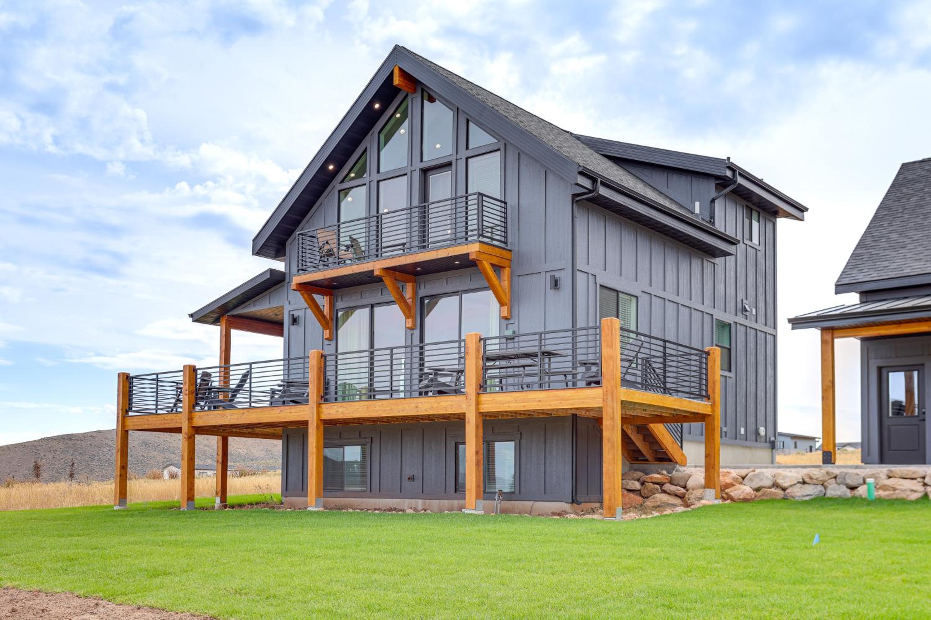 Mtn and Lake Views Family Retreat in Garden City!