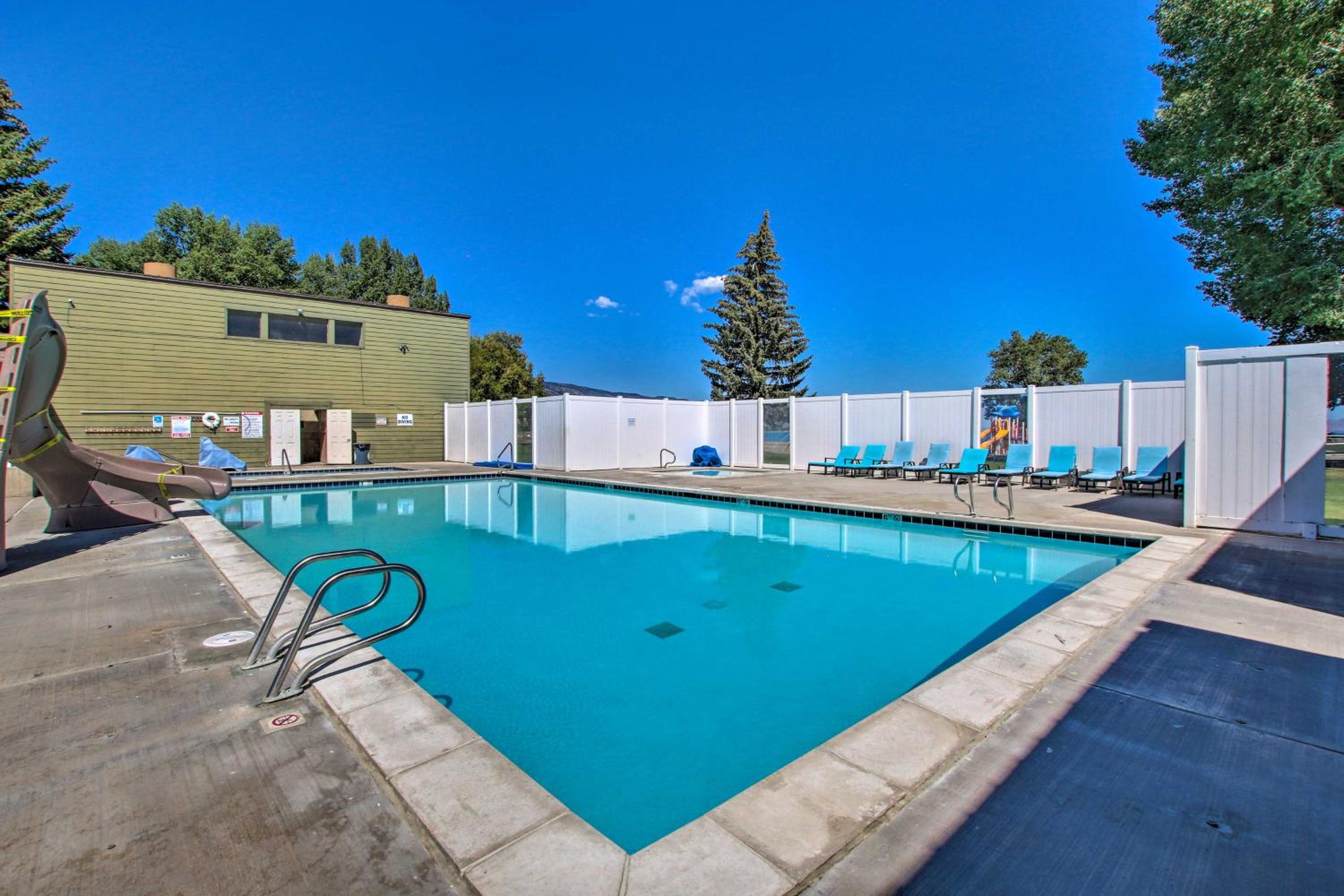 Mtn and Lake Views Family Retreat in Garden City!