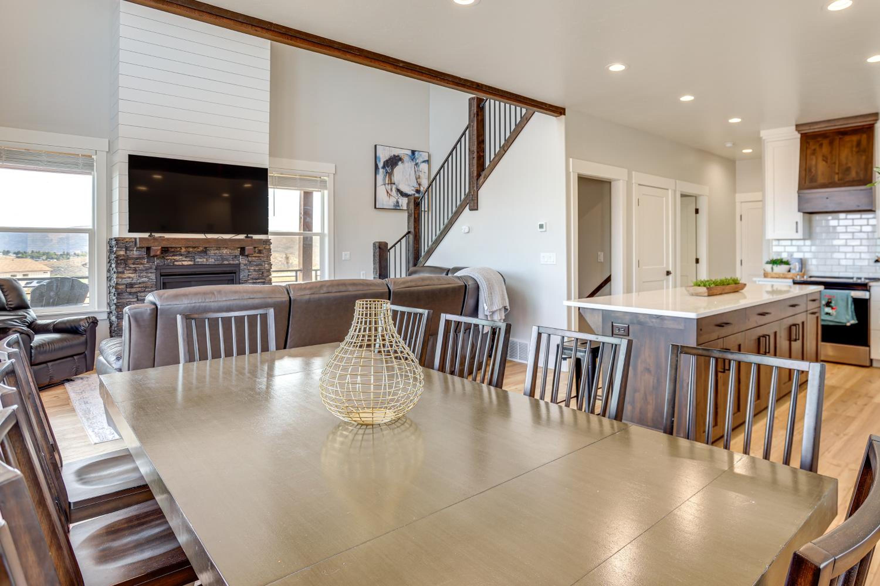 Mtn and Lake Views Family Retreat in Garden City!