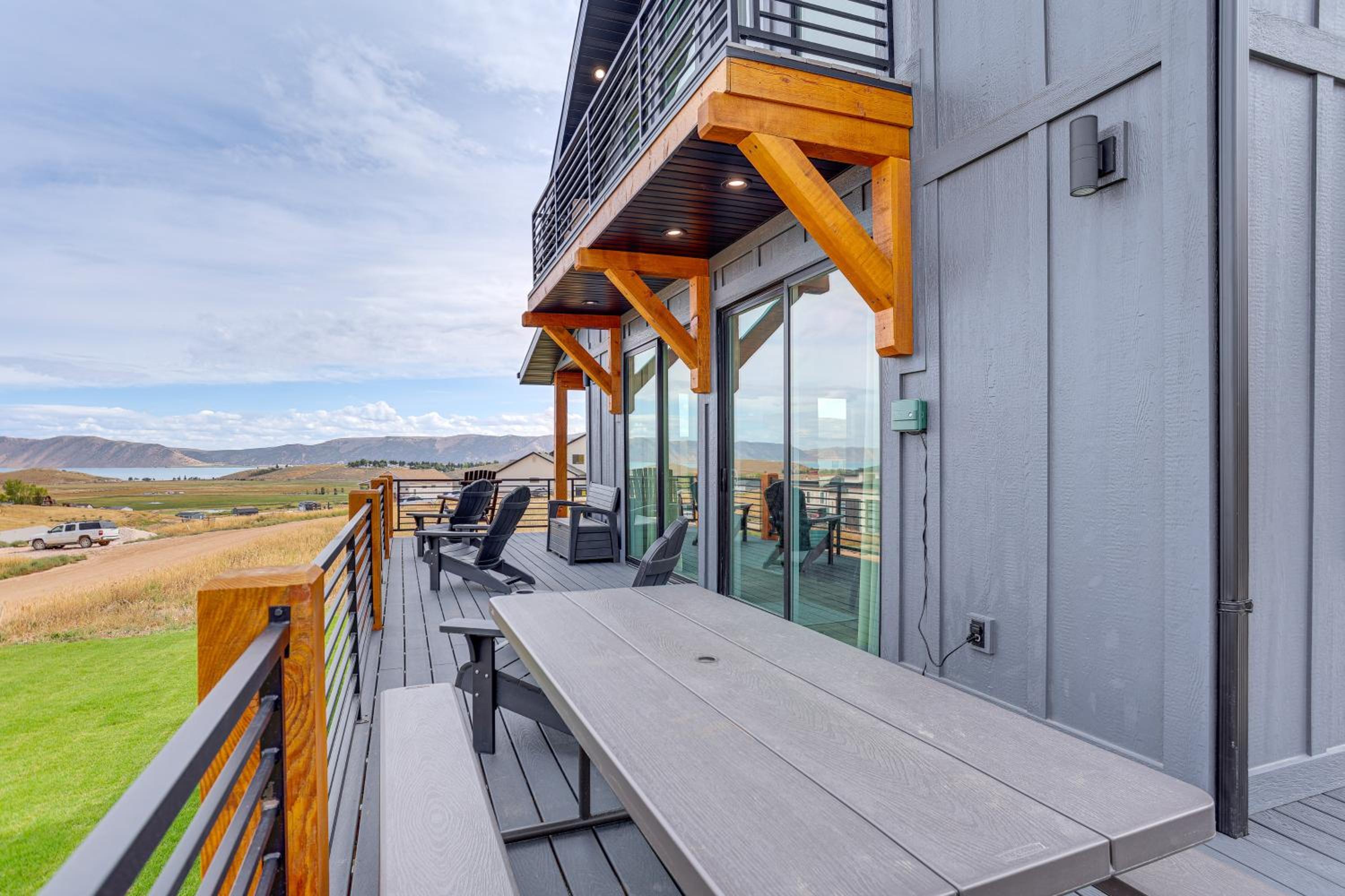 Mtn and Lake Views Family Retreat in Garden City!