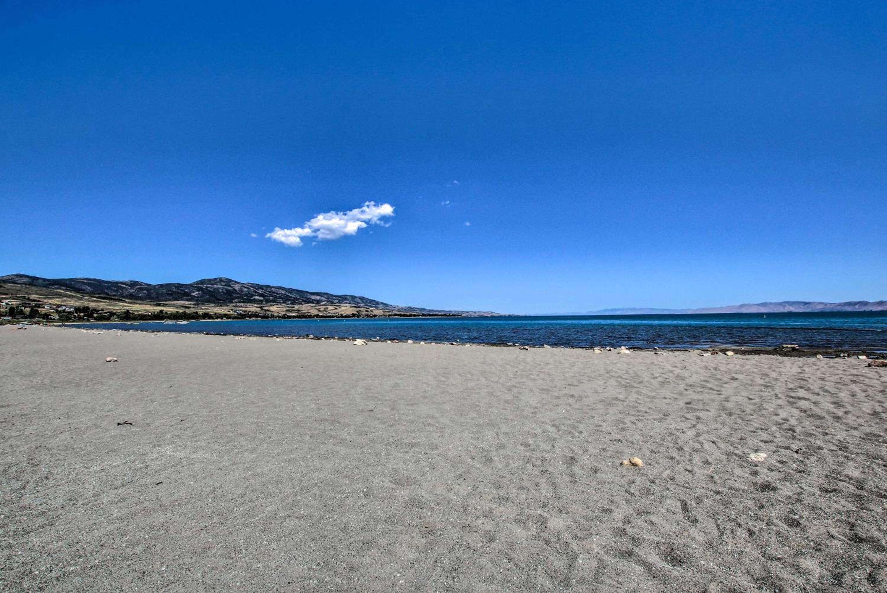 Mtn and Lake Views Family Retreat in Garden City!