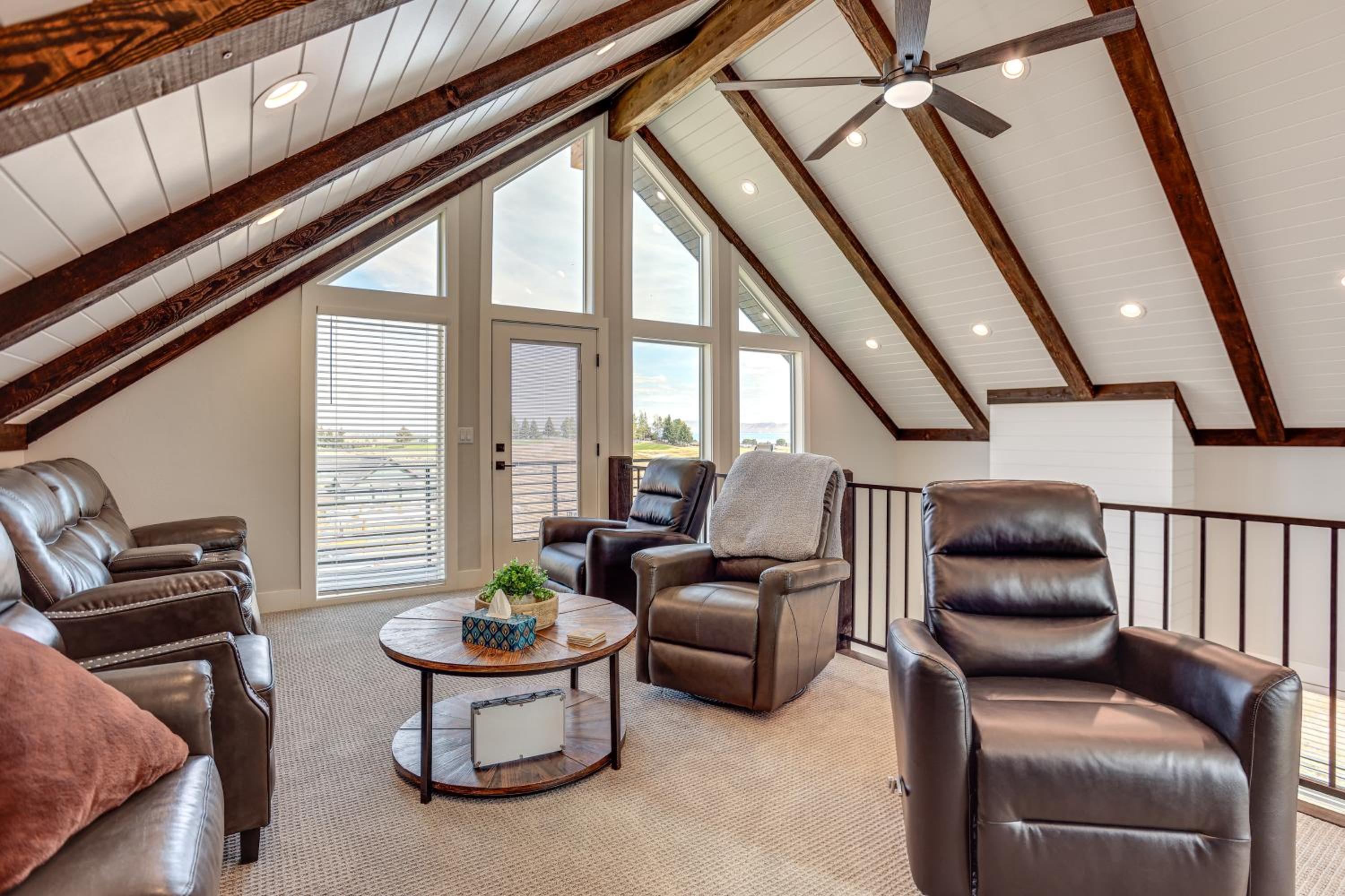 Mtn and Lake Views Family Retreat in Garden City!
