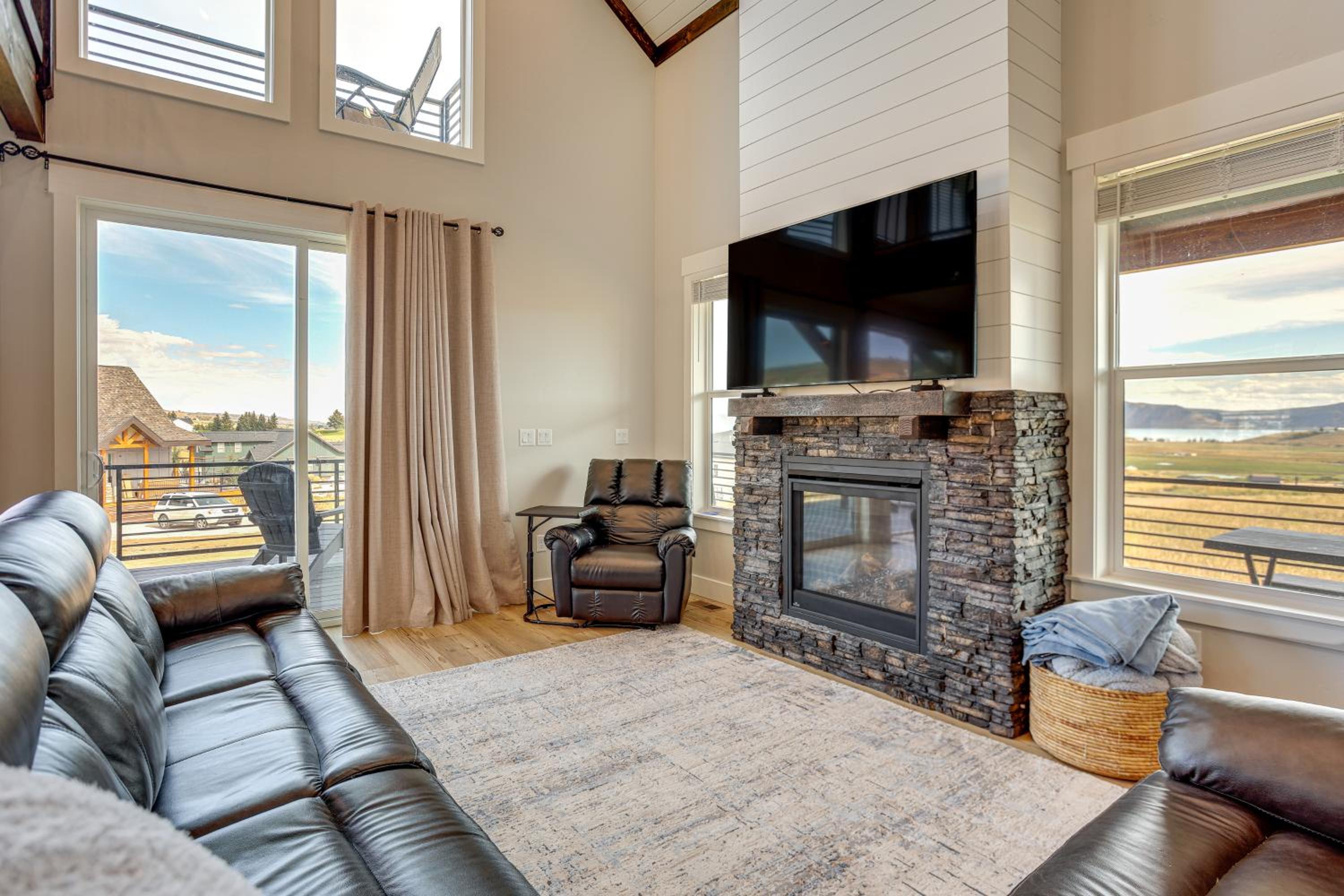 Mtn and Lake Views Family Retreat in Garden City!