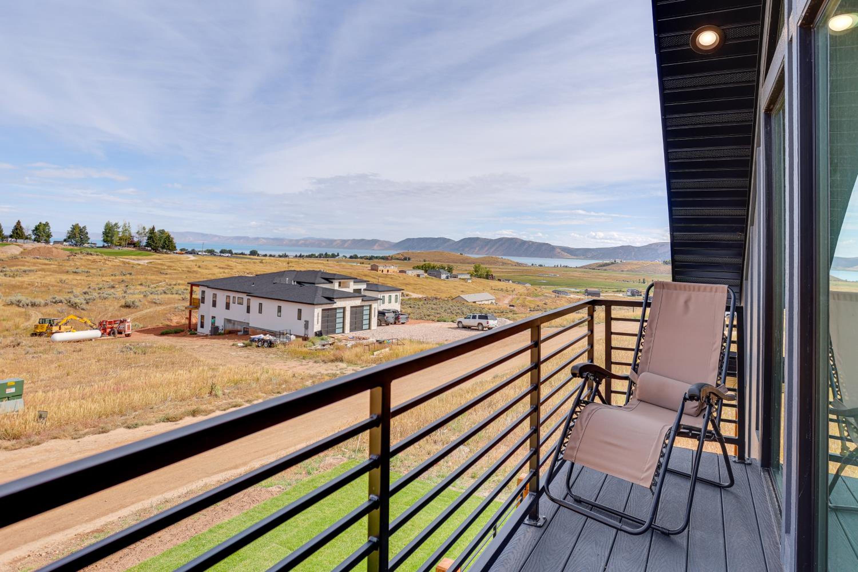 Mtn and Lake Views Family Retreat in Garden City!