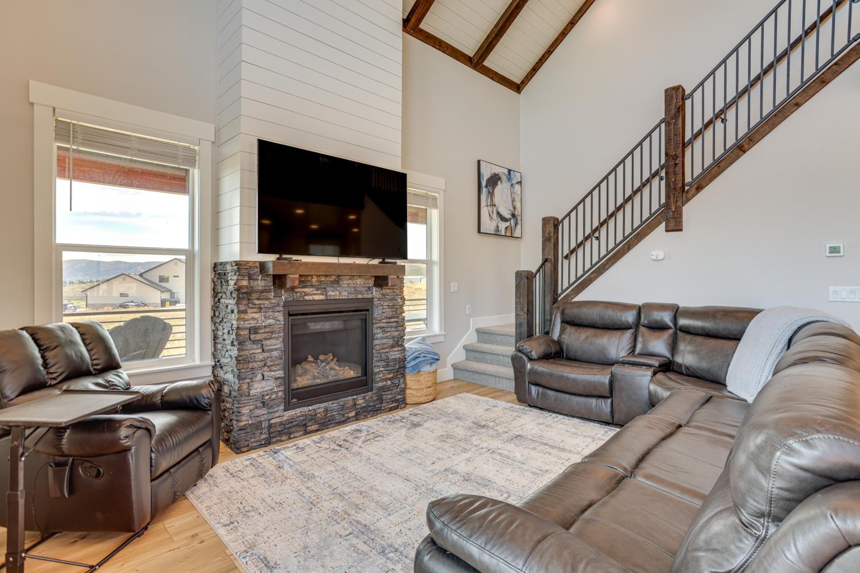 Mtn and Lake Views Family Retreat in Garden City!