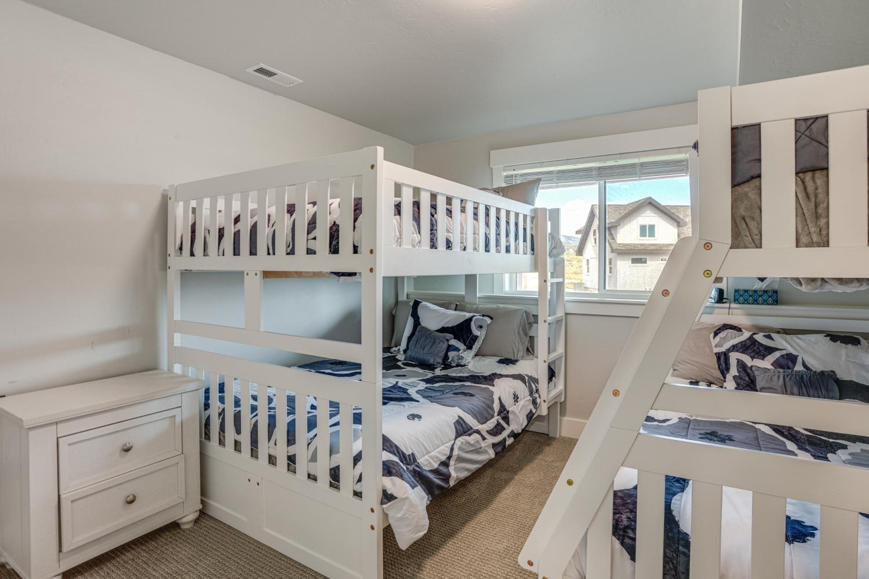 Mtn and Lake Views Family Retreat in Garden City!