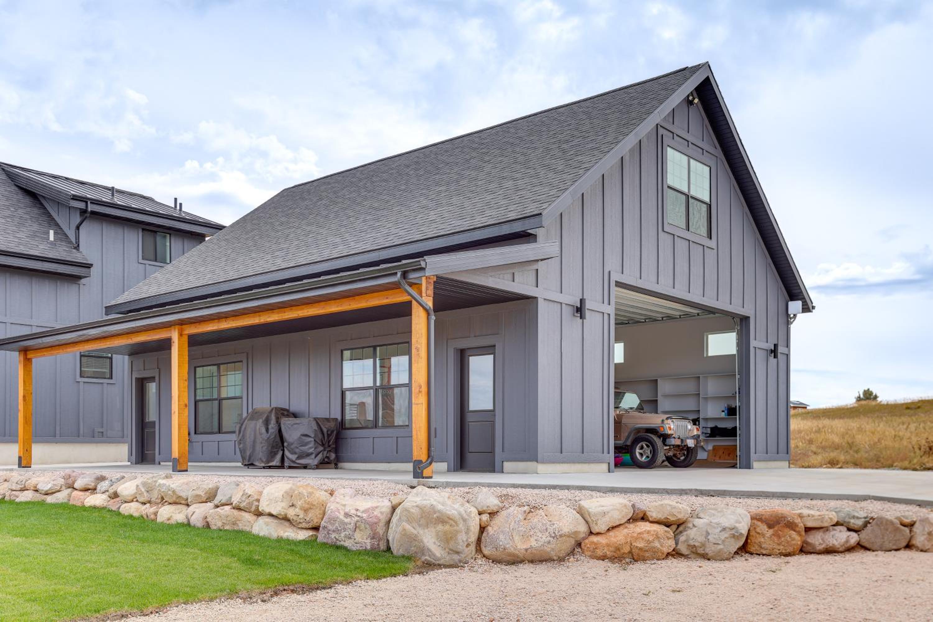 Mtn and Lake Views Family Retreat in Garden City!