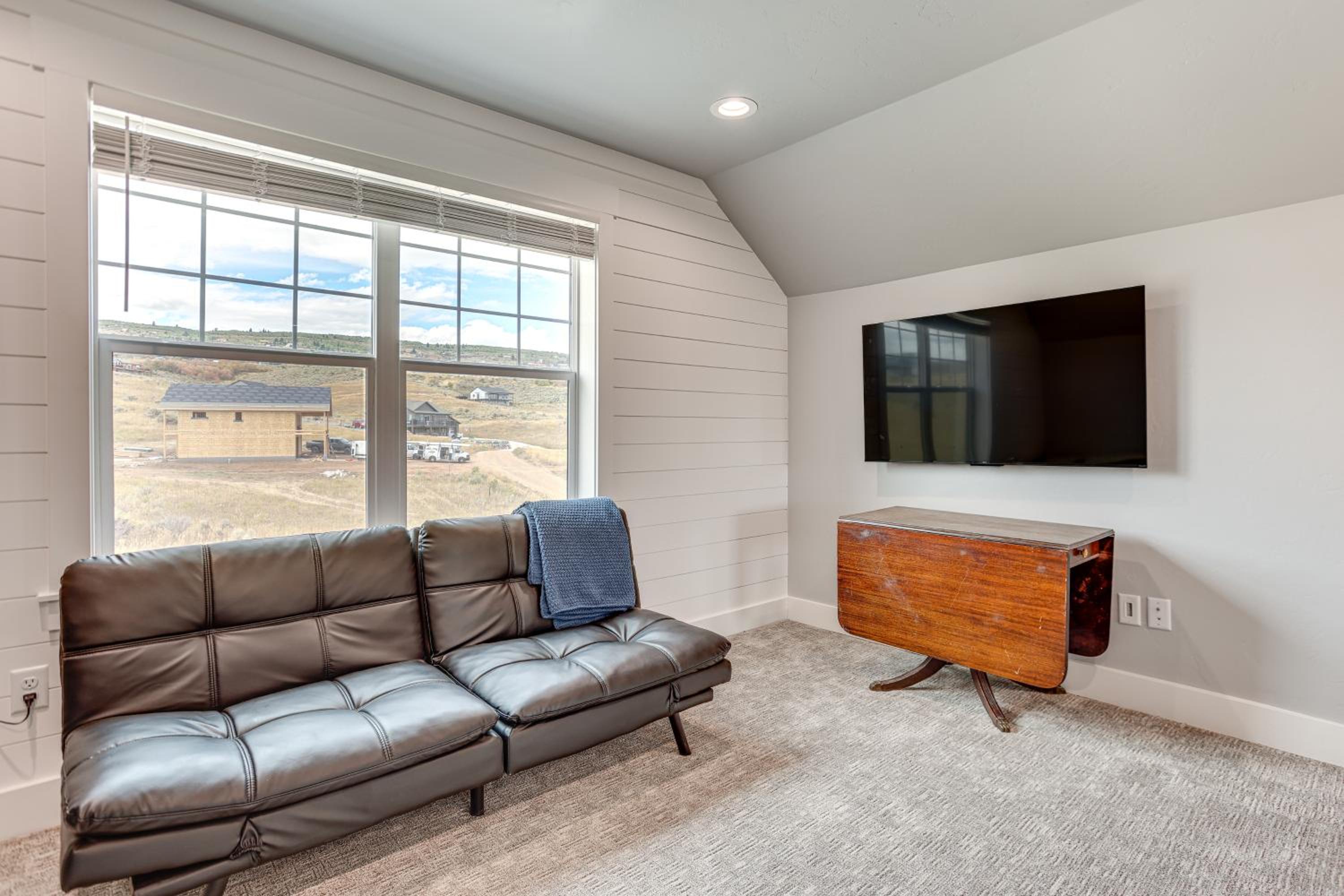 Mtn and Lake Views Family Retreat in Garden City!