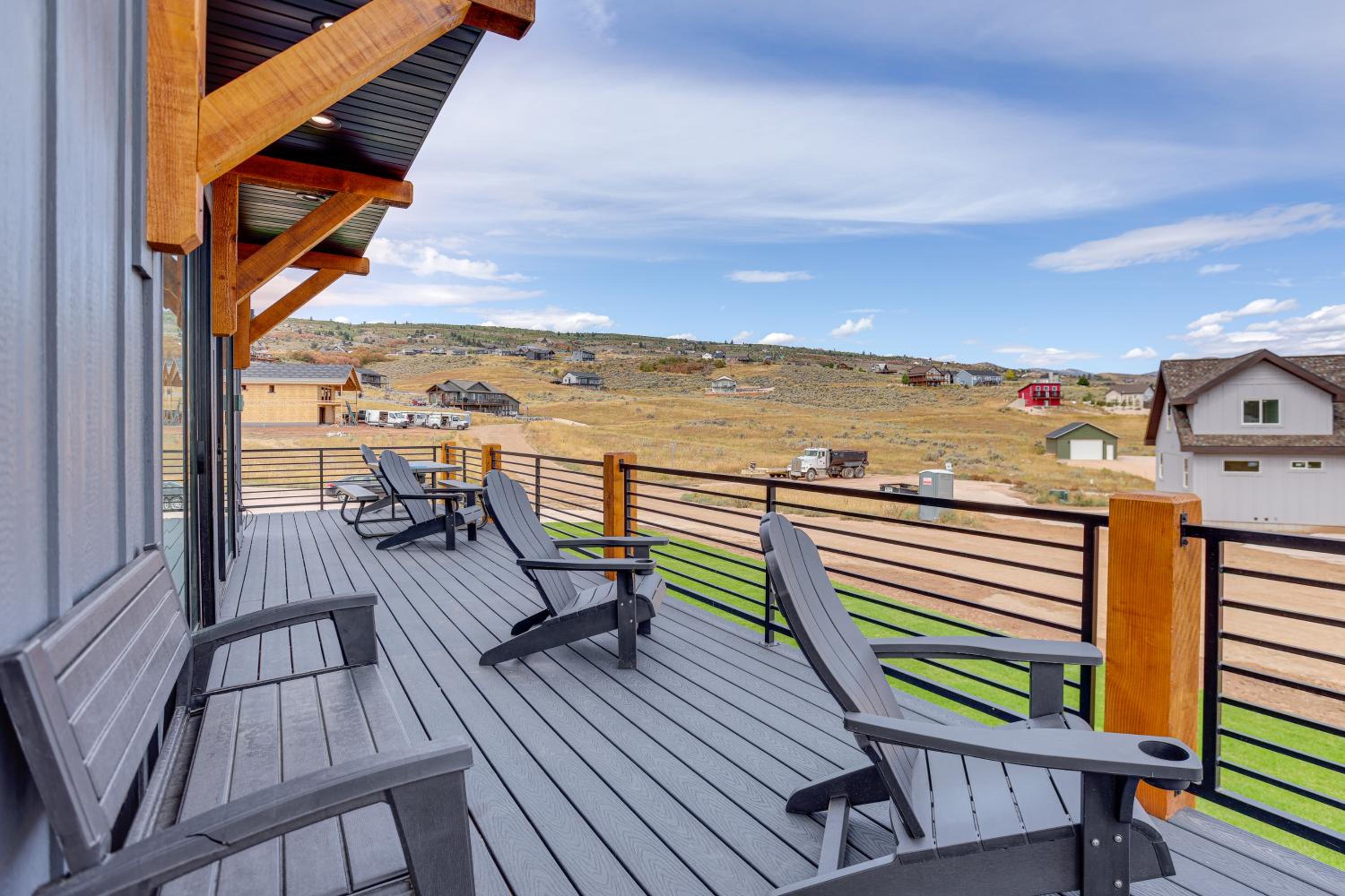 Mtn and Lake Views Family Retreat in Garden City!