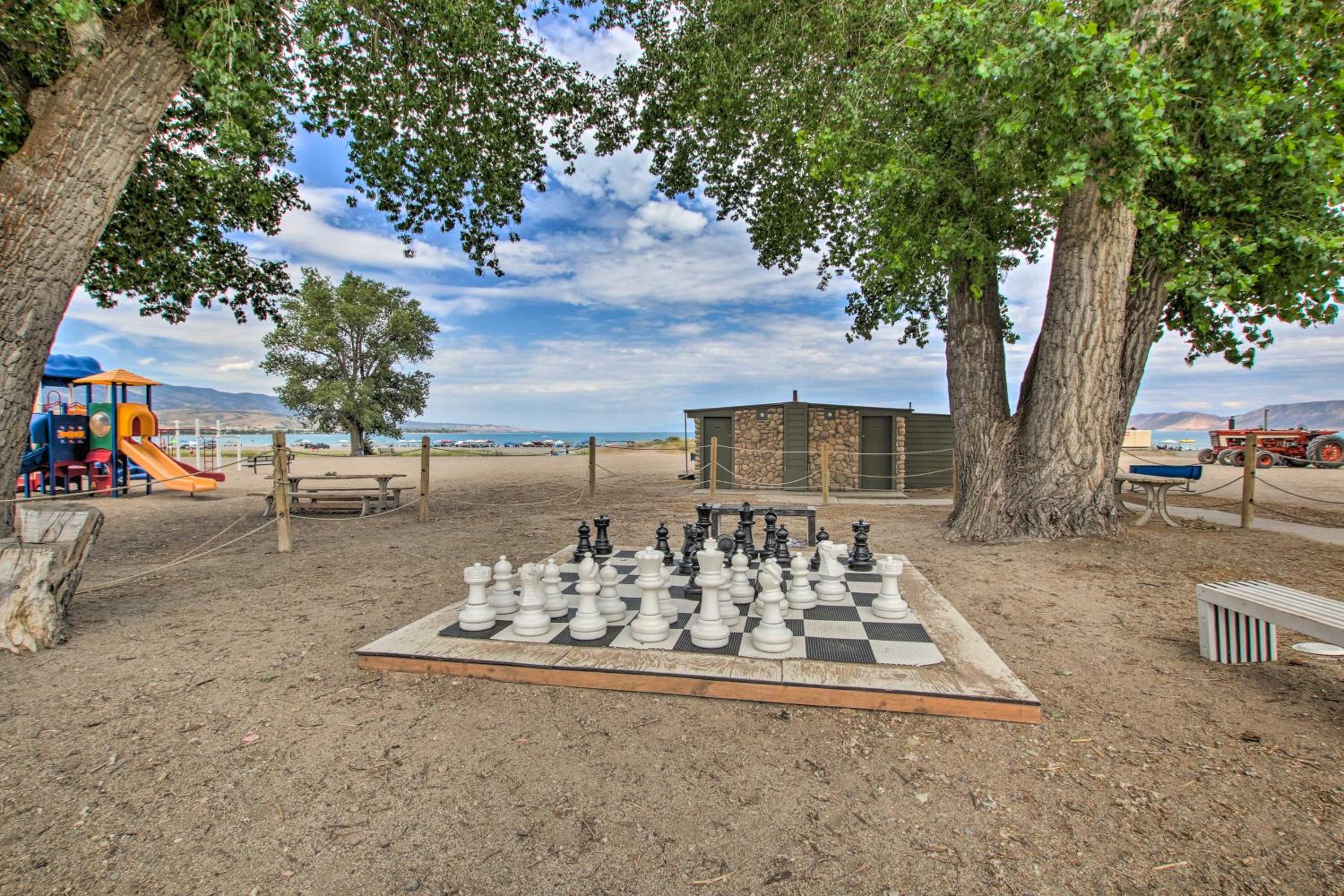 Mtn and Lake Views Family Retreat in Garden City!