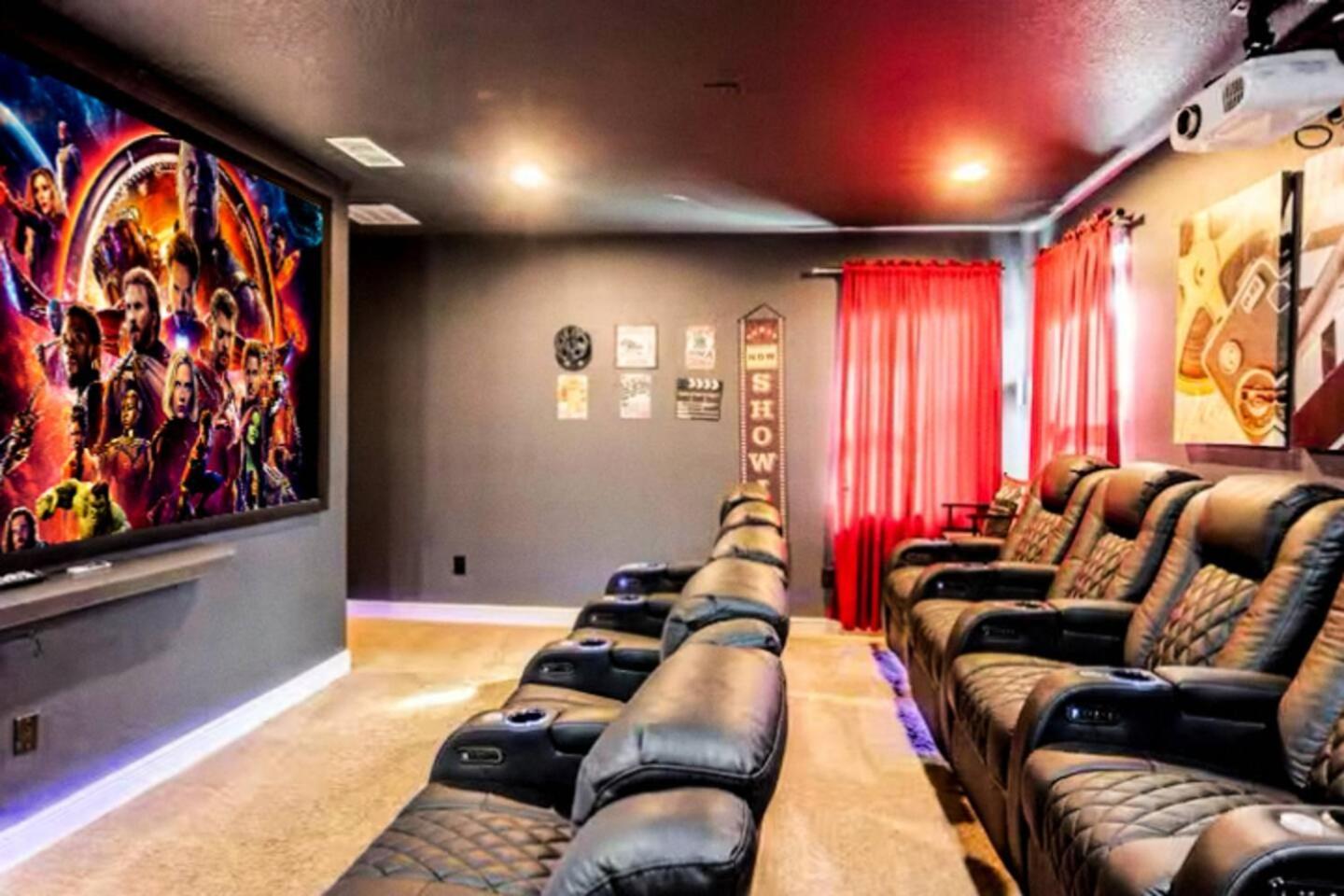 Epic 8Br 8Ba 4k sq ft Villa with Movie Theater Private Pool Spa Sauna Hot Tub Firepit Gaming Room and Arcade - 10mins from Disney Orlando FL
