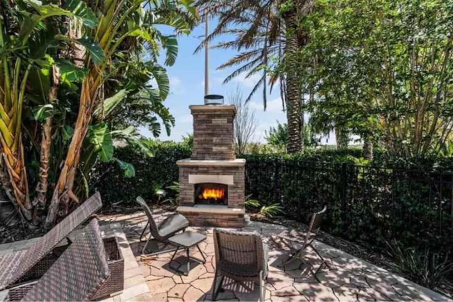 Epic 8Br 8Ba 4k sq ft Villa with Movie Theater Private Pool Spa Sauna Hot Tub Firepit Gaming Room and Arcade - 10mins from Disney Orlando FL