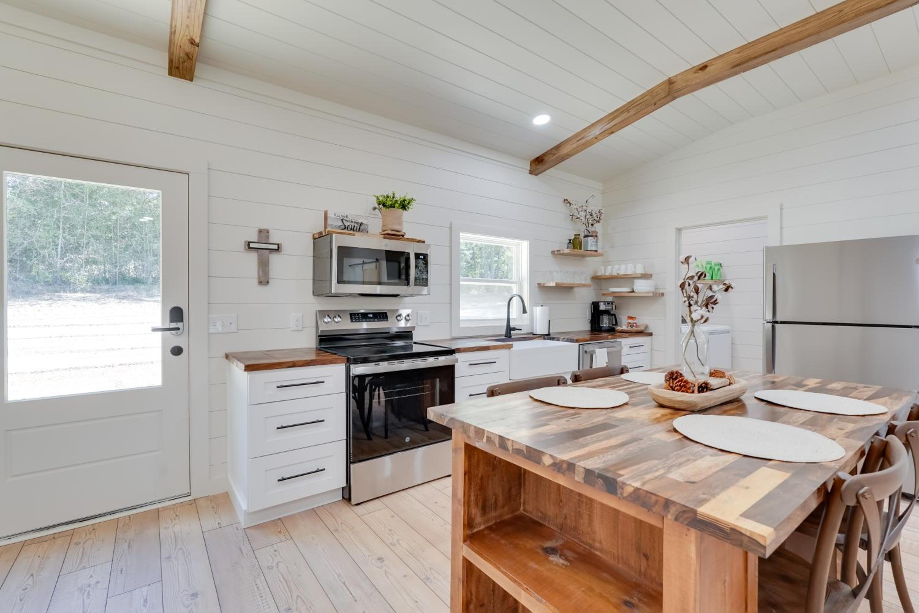 6 Mi to Magnolia Springs SP! Modern Cottage Living