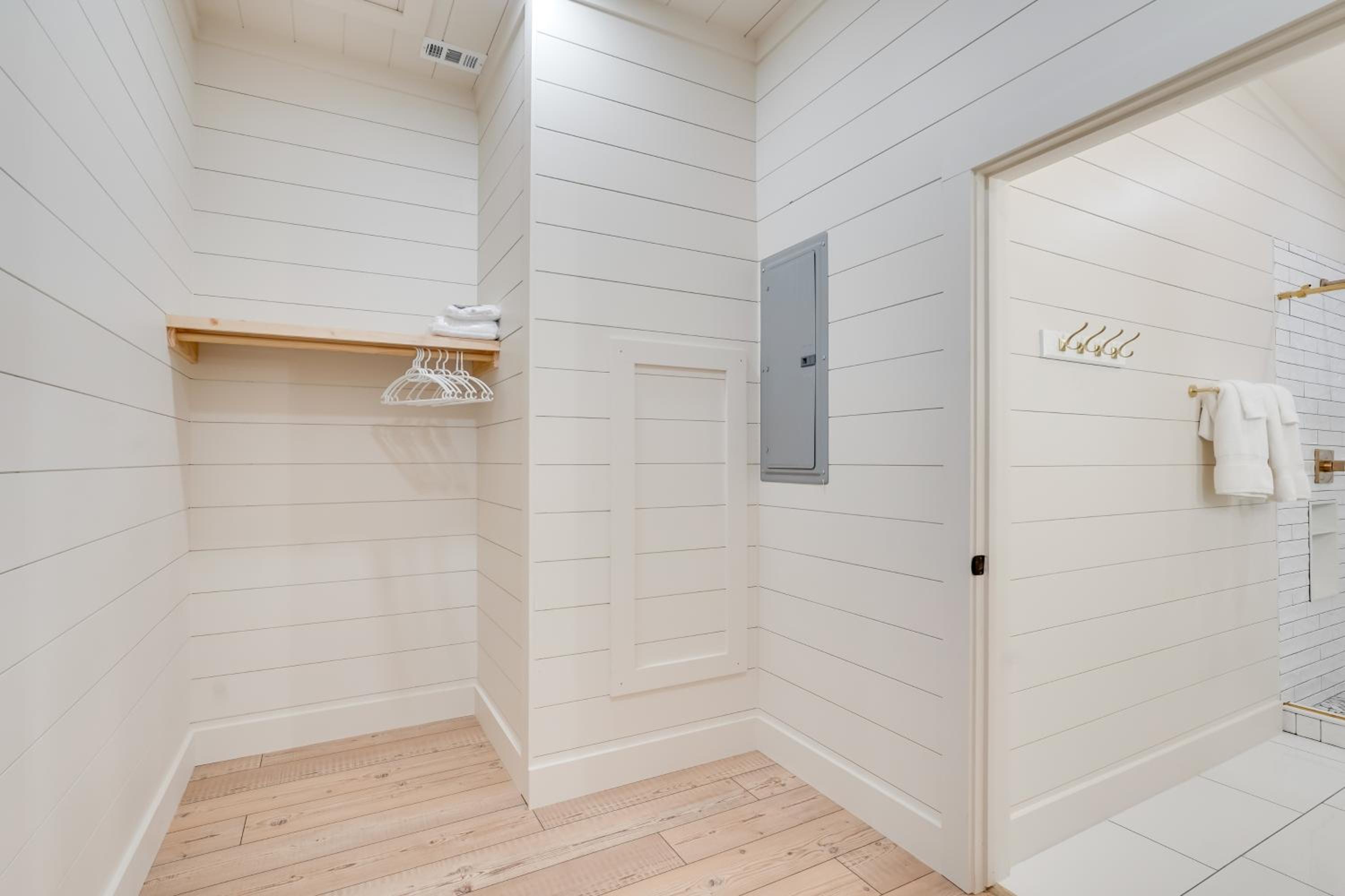 6 Mi to Magnolia Springs SP! Modern Cottage Living