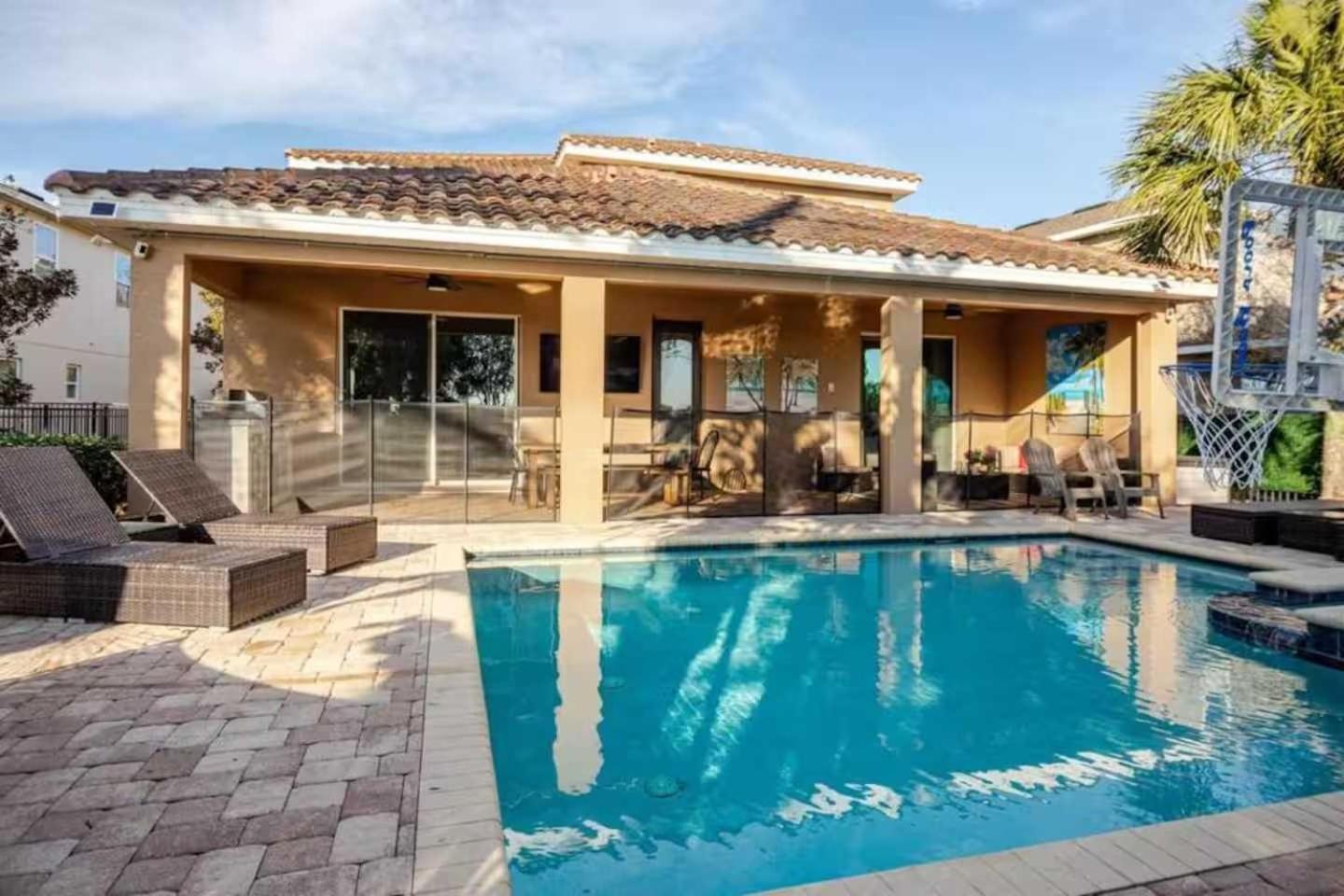 Epic 8Br 8Ba 4k sq ft Villa with Movie Theater Private Pool Spa Sauna Hot Tub Firepit Gaming Room and Arcade - 10mins from Disney Orlando FL