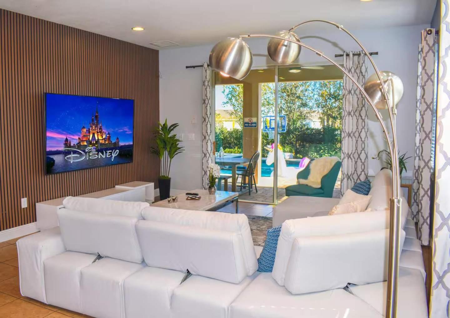 Epic 8Br 8Ba 4k sq ft Villa with Movie Theater Private Pool Spa Sauna Hot Tub Firepit Gaming Room and Arcade - 10mins from Disney Orlando FL