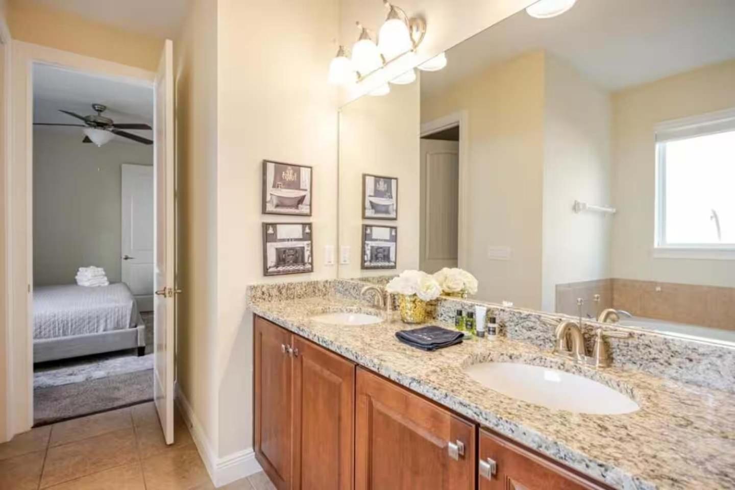 Epic 8Br 8Ba 4k sq ft Villa with Movie Theater Private Pool Spa Sauna Hot Tub Firepit Gaming Room and Arcade - 10mins from Disney Orlando FL