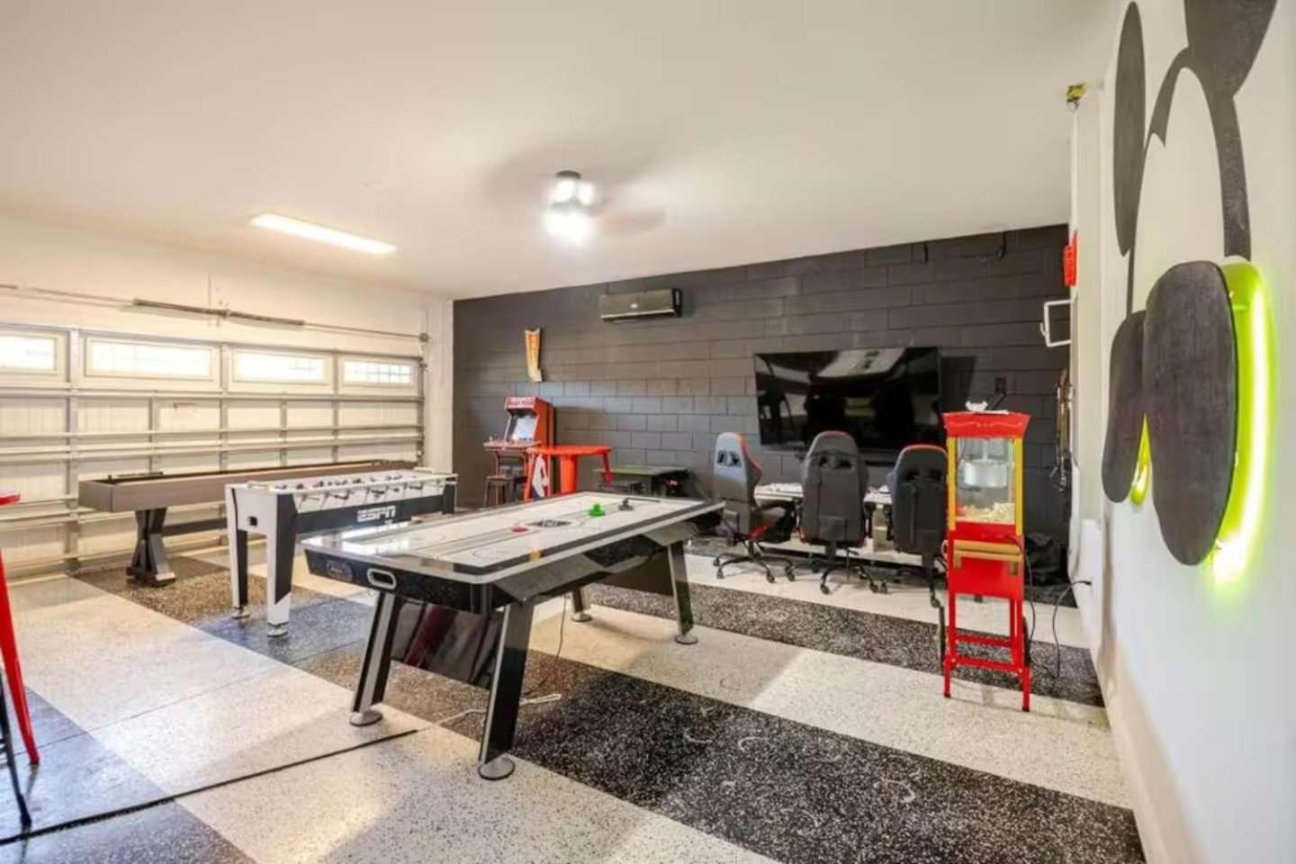 Epic 8Br 8Ba 4k sq ft Villa with Movie Theater Private Pool Spa Sauna Hot Tub Firepit Gaming Room and Arcade - 10mins from Disney Orlando FL