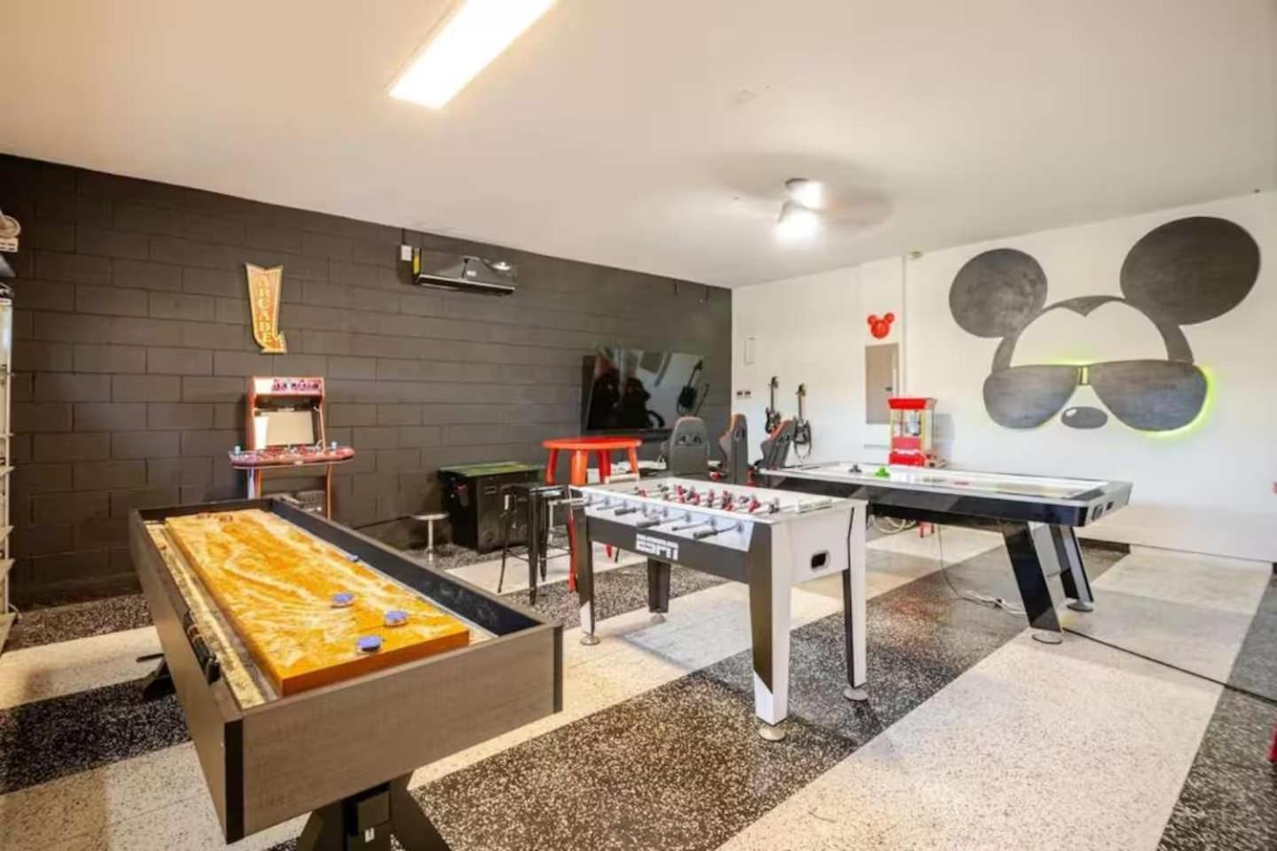 Epic 8Br 8Ba 4k sq ft Villa with Movie Theater Private Pool Spa Sauna Hot Tub Firepit Gaming Room and Arcade - 10mins from Disney Orlando FL