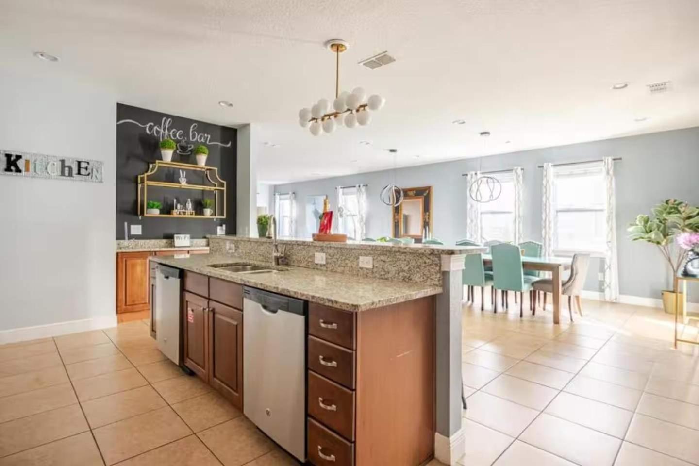 Epic 8Br 8Ba 4k sq ft Villa with Movie Theater Private Pool Spa Sauna Hot Tub Firepit Gaming Room and Arcade - 10mins from Disney Orlando FL