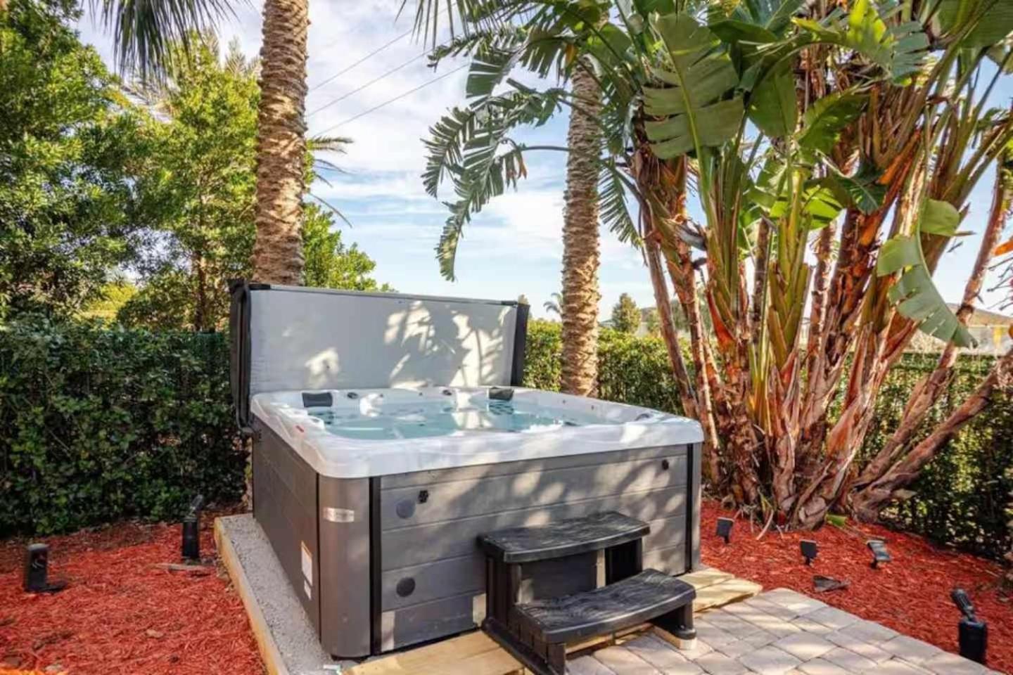 Epic 8Br 8Ba 4k sq ft Villa with Movie Theater Private Pool Spa Sauna Hot Tub Firepit Gaming Room and Arcade - 10mins from Disney Orlando FL