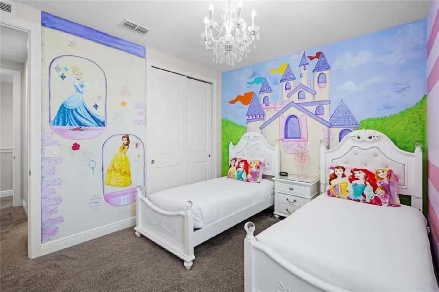 Epic 8Br 8Ba 4k sq ft Villa with Movie Theater Private Pool Spa Sauna Hot Tub Firepit Gaming Room and Arcade - 10mins from Disney Orlando FL