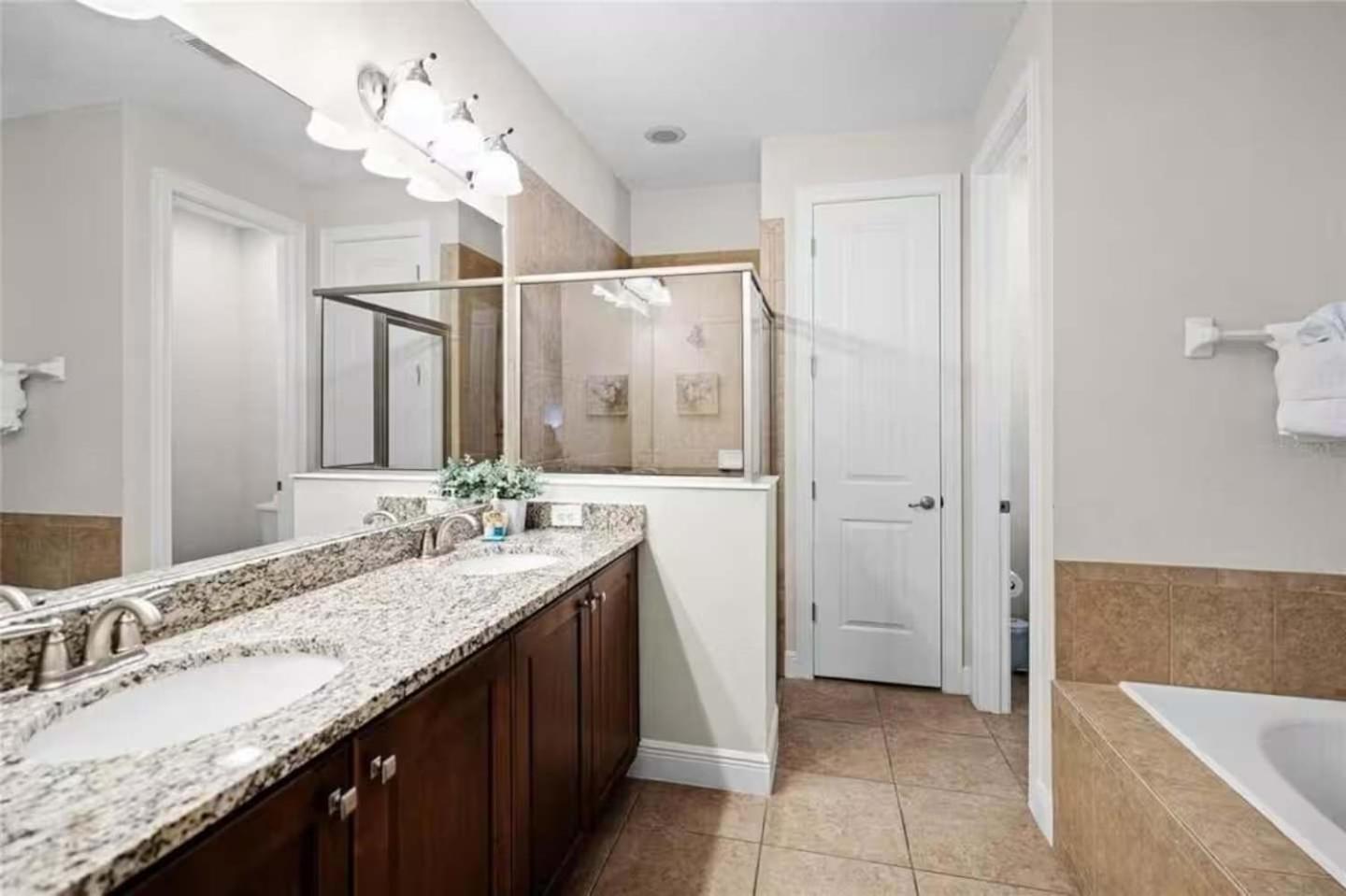 Epic 8Br 8Ba 4k sq ft Villa with Movie Theater Private Pool Spa Sauna Hot Tub Firepit Gaming Room and Arcade - 10mins from Disney Orlando FL