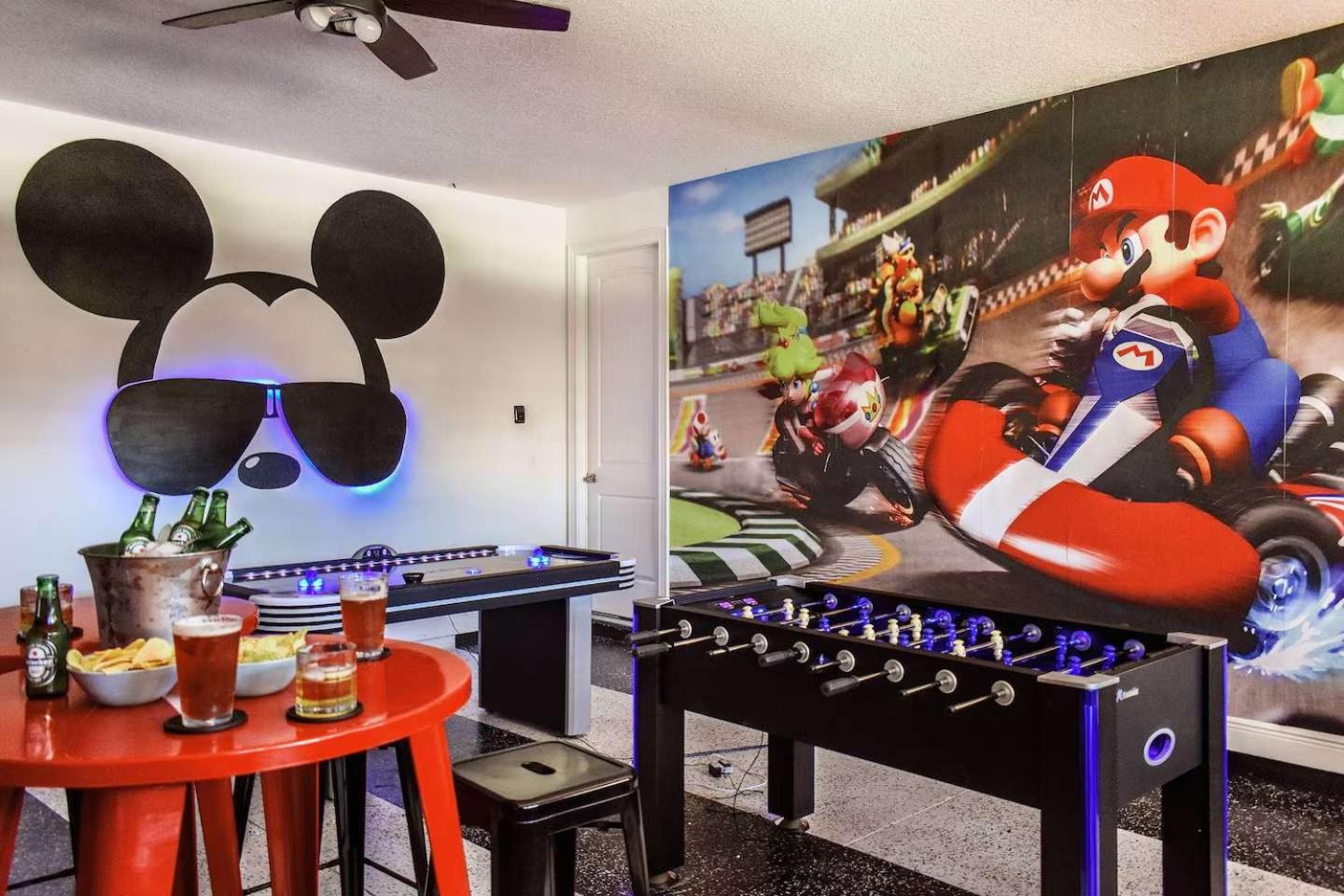 Epic 8Br 8Ba 4k sq ft Villa with Movie Theater Private Pool Spa Sauna Hot Tub Firepit Gaming Room and Arcade - 10mins from Disney Orlando FL