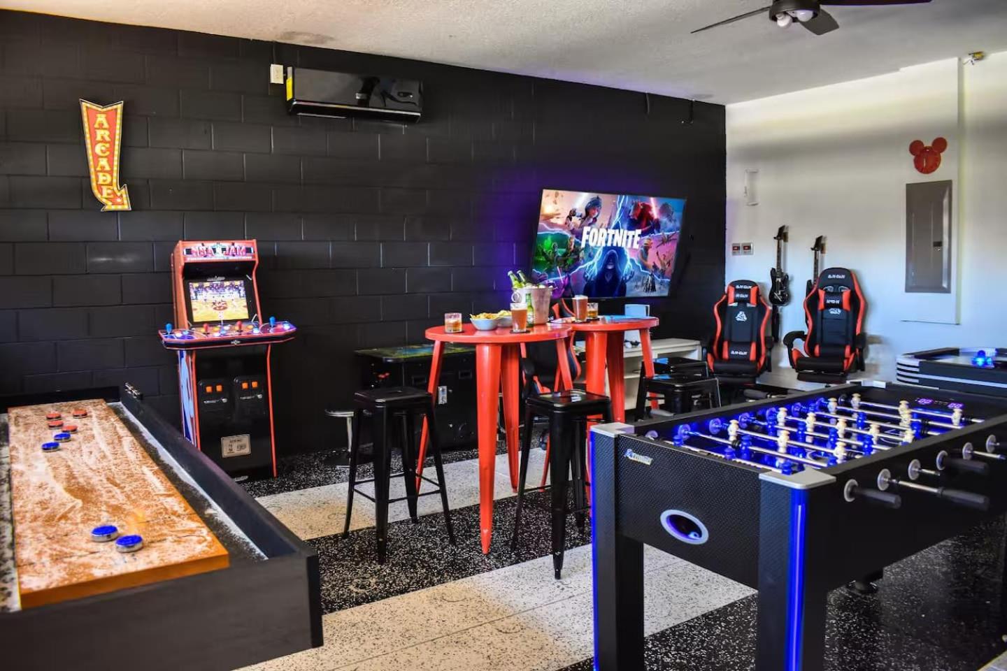 Epic 8Br 8Ba 4k sq ft Villa with Movie Theater Private Pool Spa Sauna Hot Tub Firepit Gaming Room and Arcade - 10mins from Disney Orlando FL