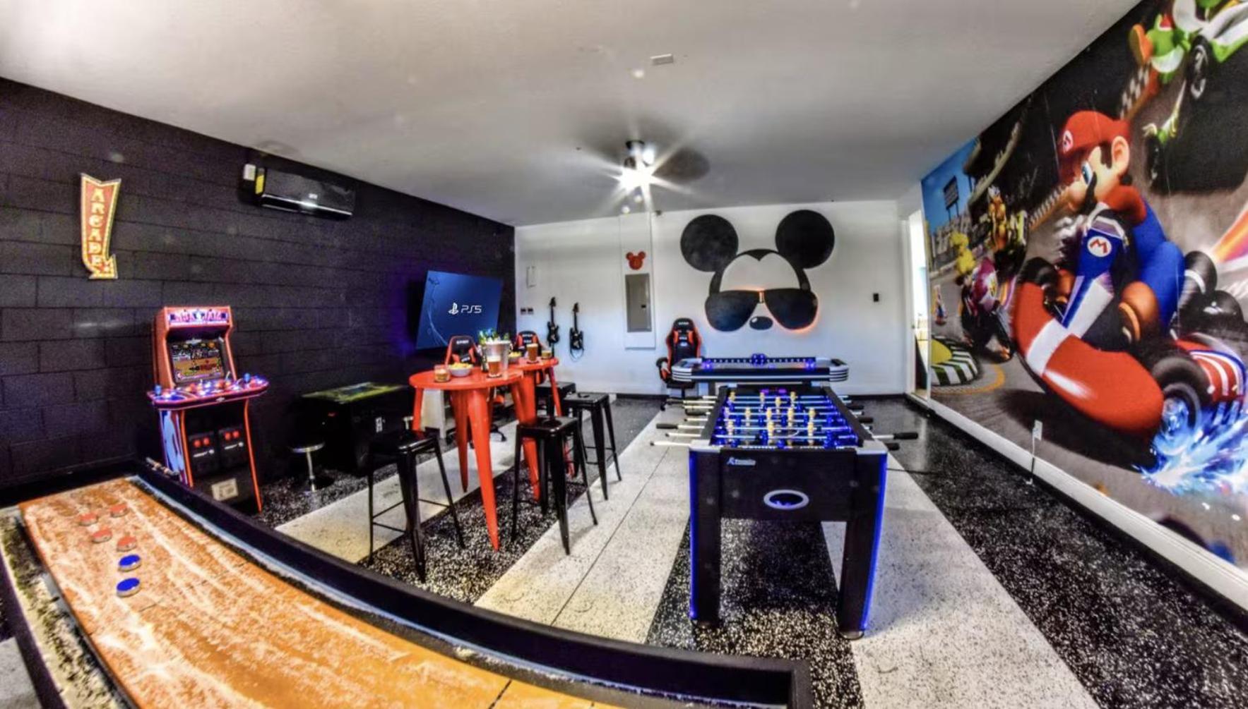 Epic 8Br 8Ba 4k sq ft Villa with Movie Theater Private Pool Spa Sauna Hot Tub Firepit Gaming Room and Arcade - 10mins from Disney Orlando FL