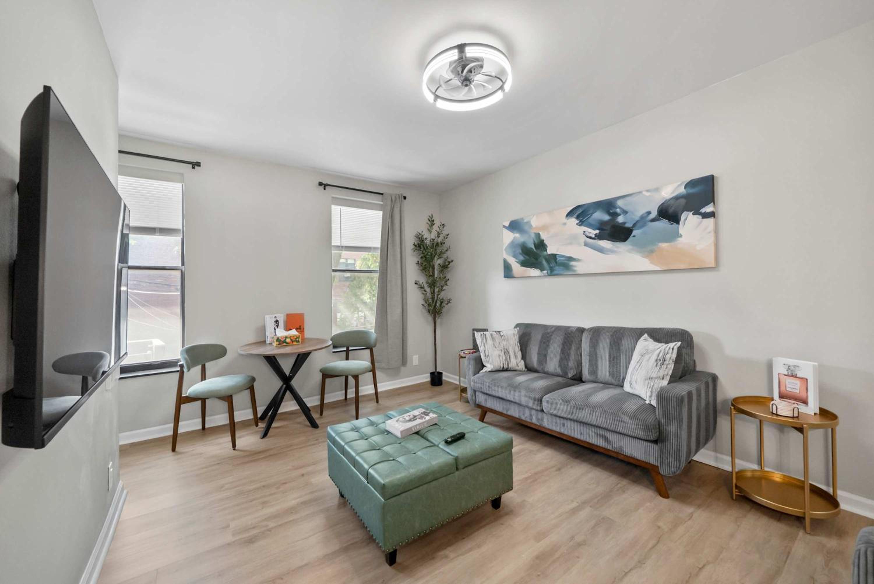 The Luxe Pearl Residences 872-5