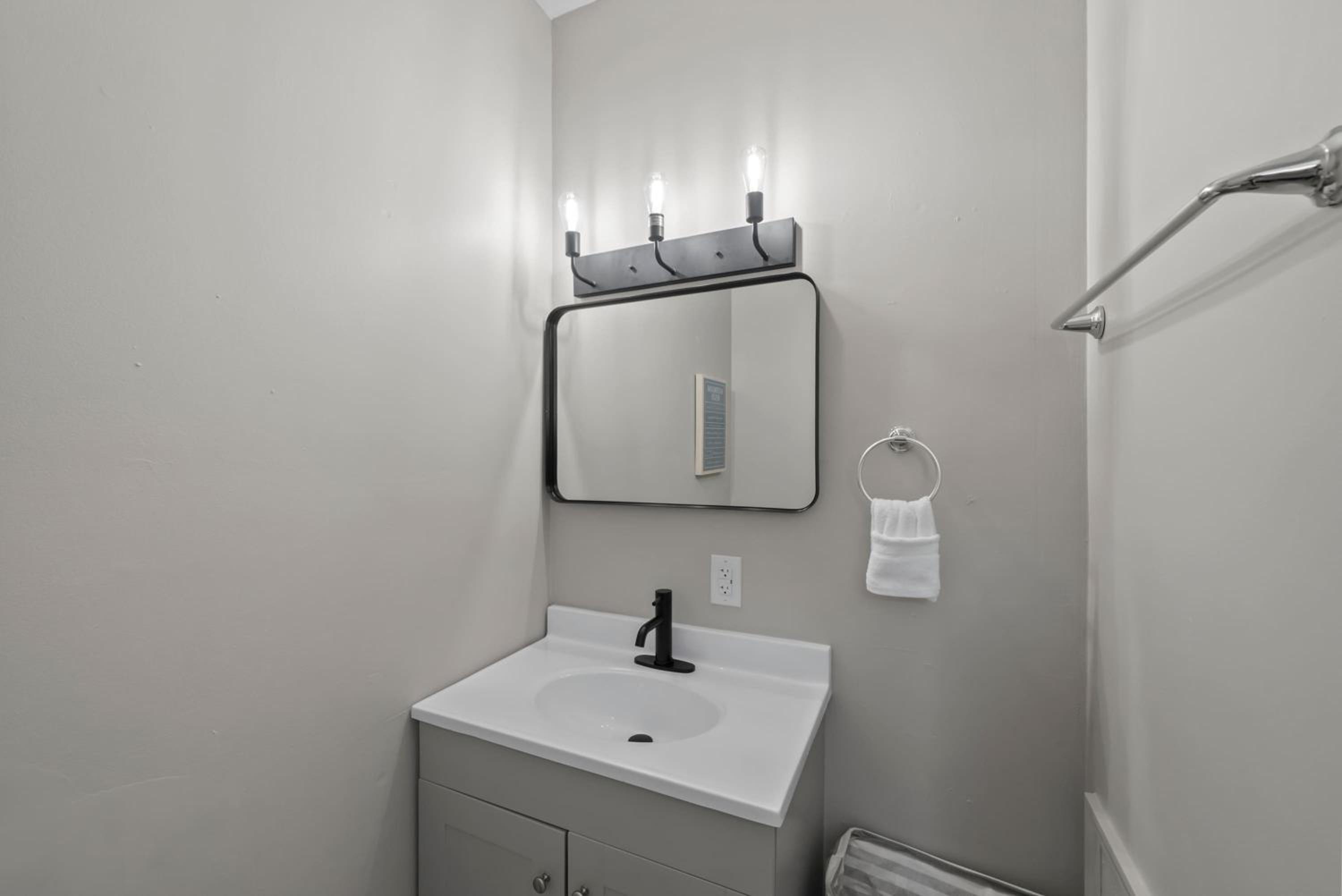 The Luxe Pearl Residences 872-5