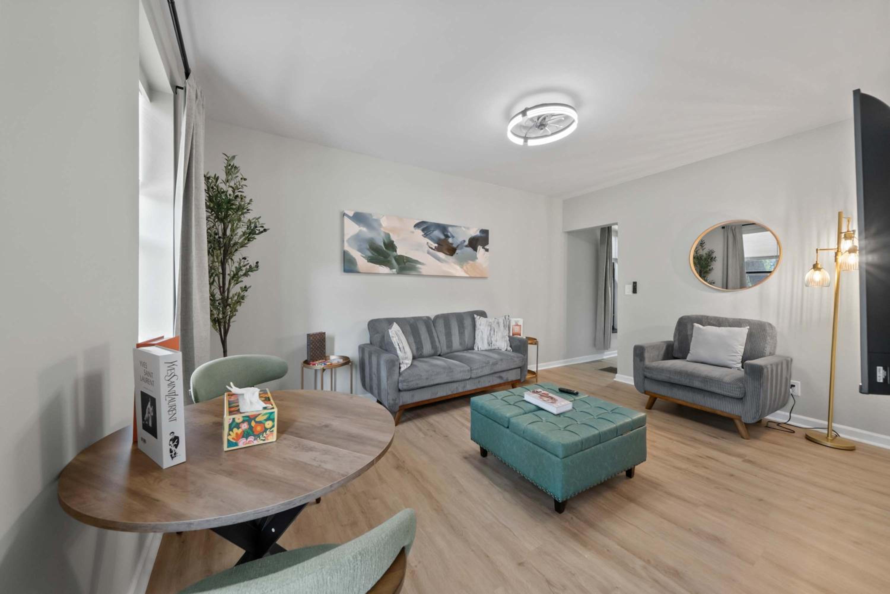 The Luxe Pearl Residences 872-5
