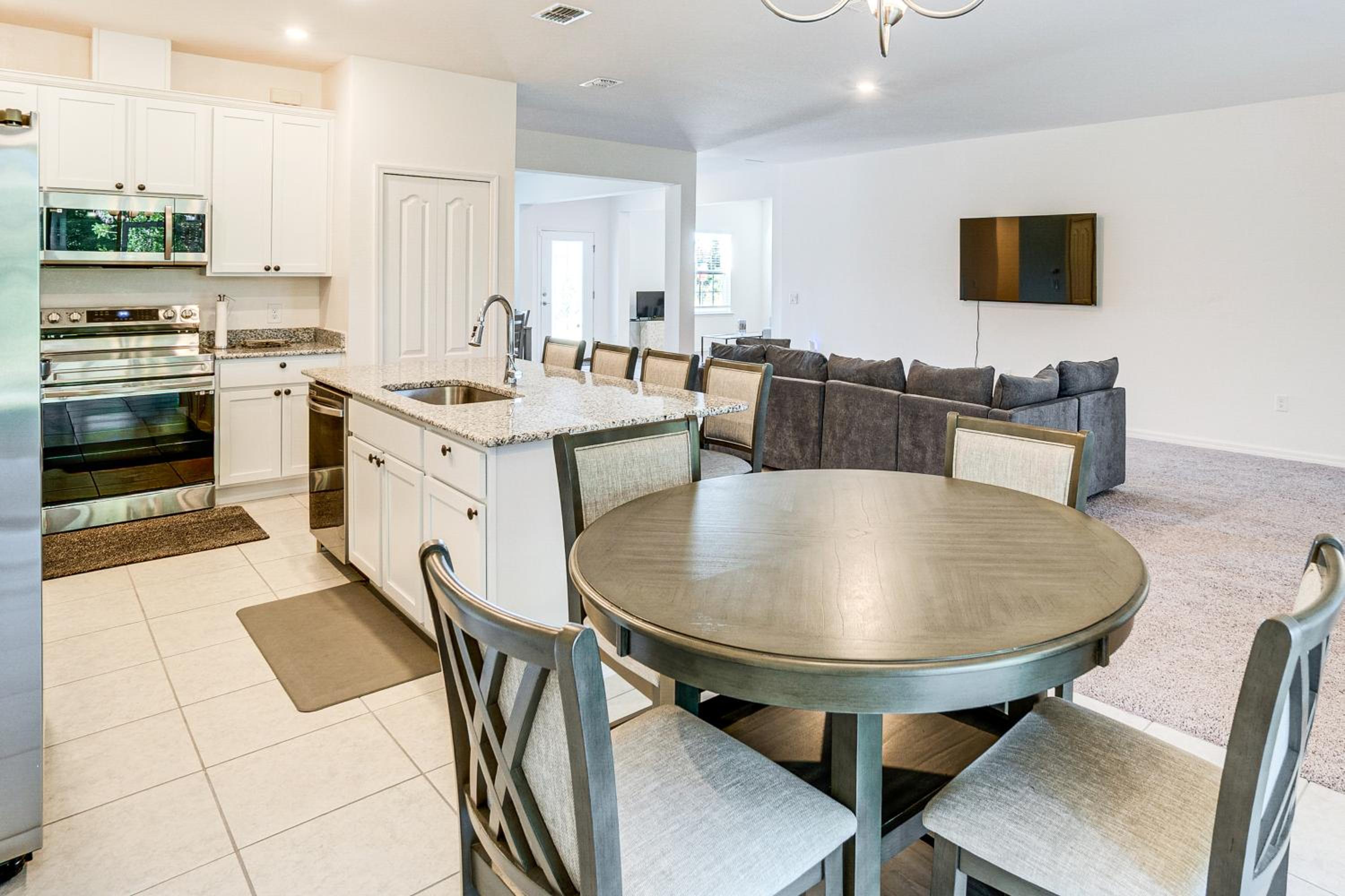 Family Home 7 Mi to Fort Charlotte Beach Park!