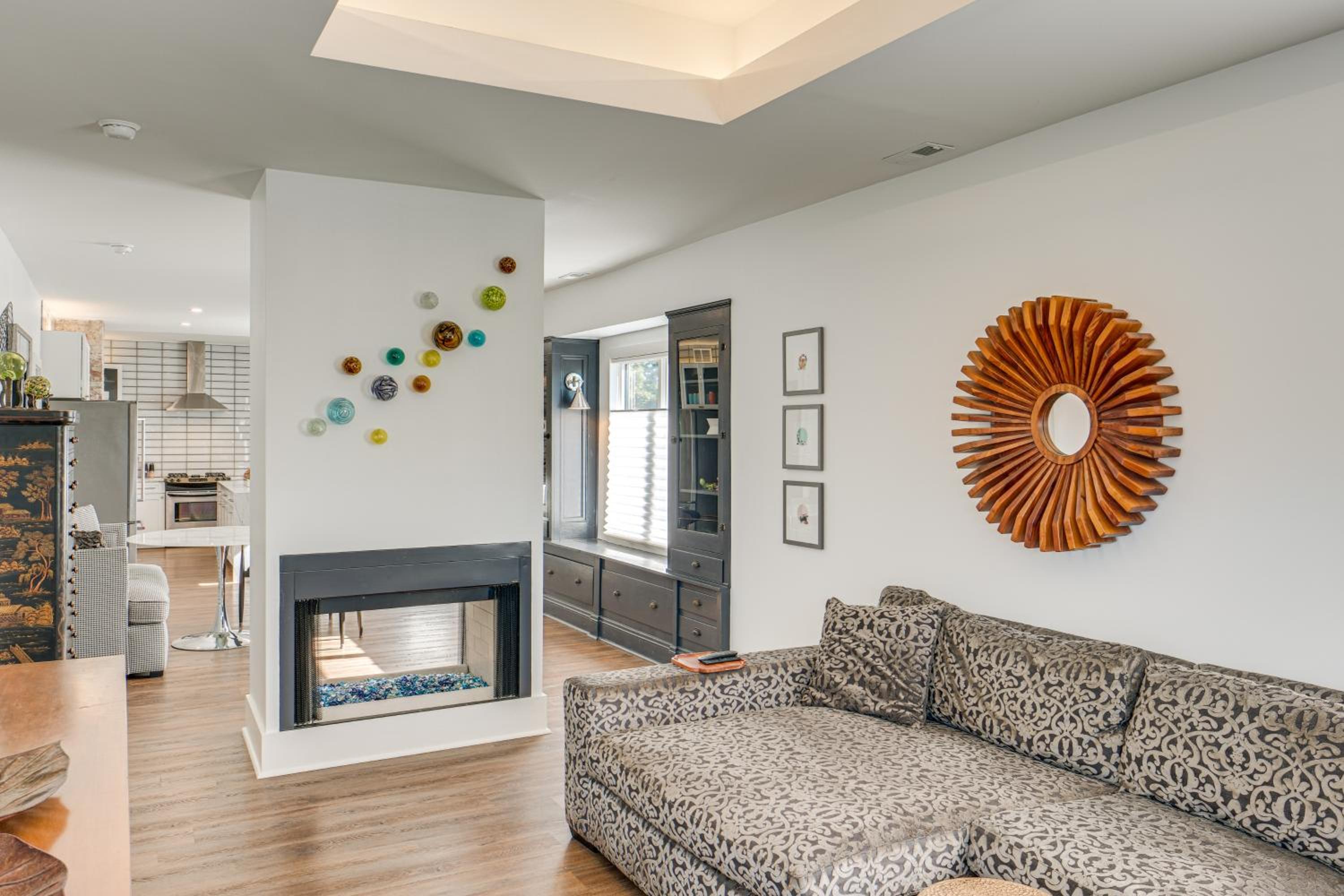 7 Mi to Dtwn and Lake Erie Sleek Cleveland Apt!