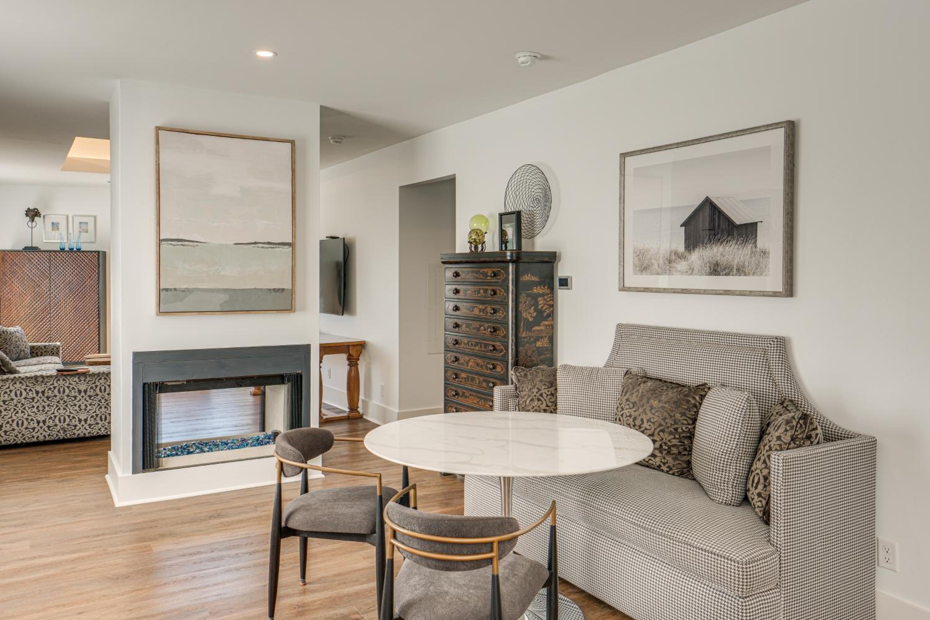 7 Mi to Dtwn and Lake Erie Sleek Cleveland Apt!