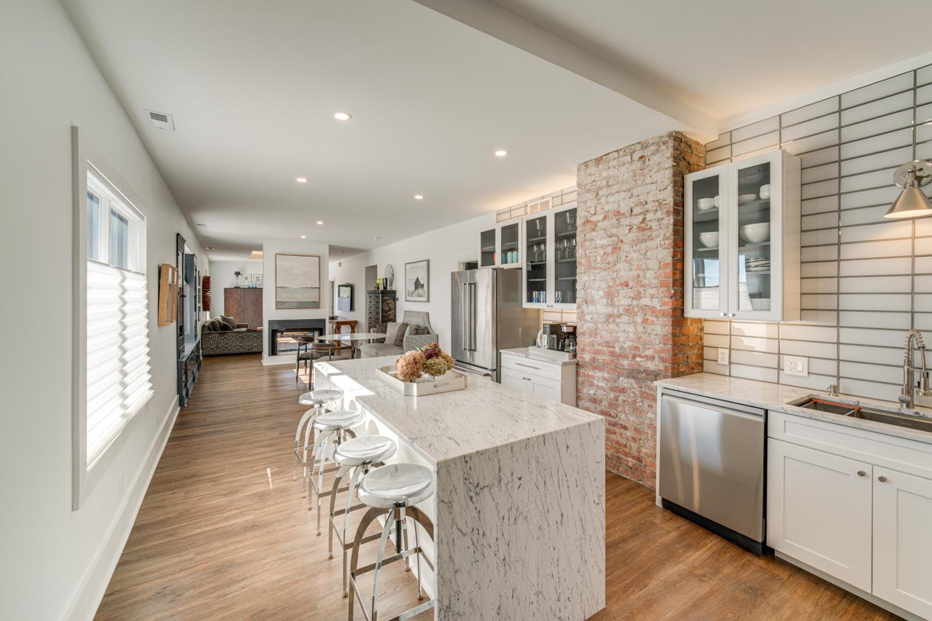 7 Mi to Dtwn and Lake Erie Sleek Cleveland Apt!