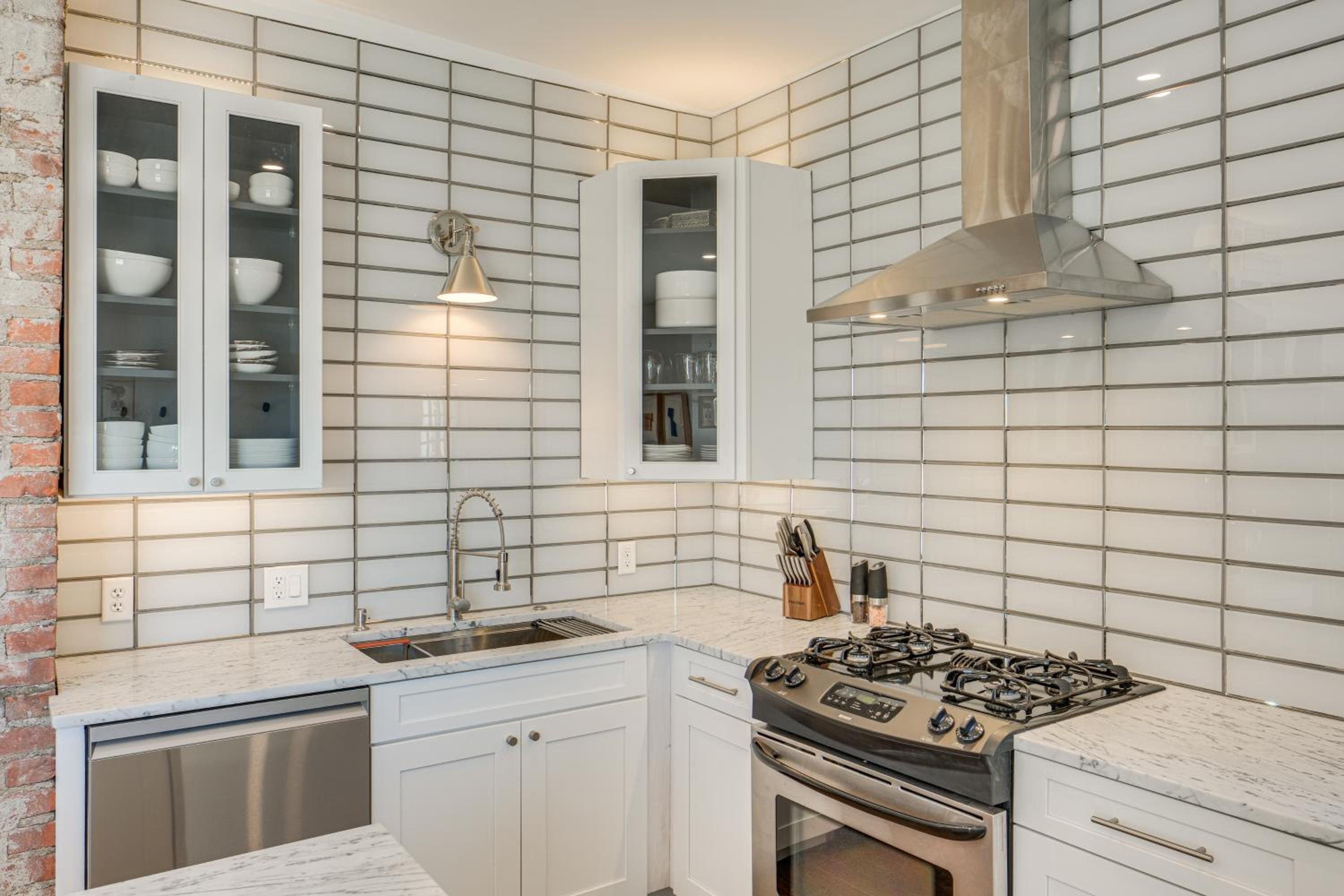 7 Mi to Dtwn and Lake Erie Sleek Cleveland Apt!