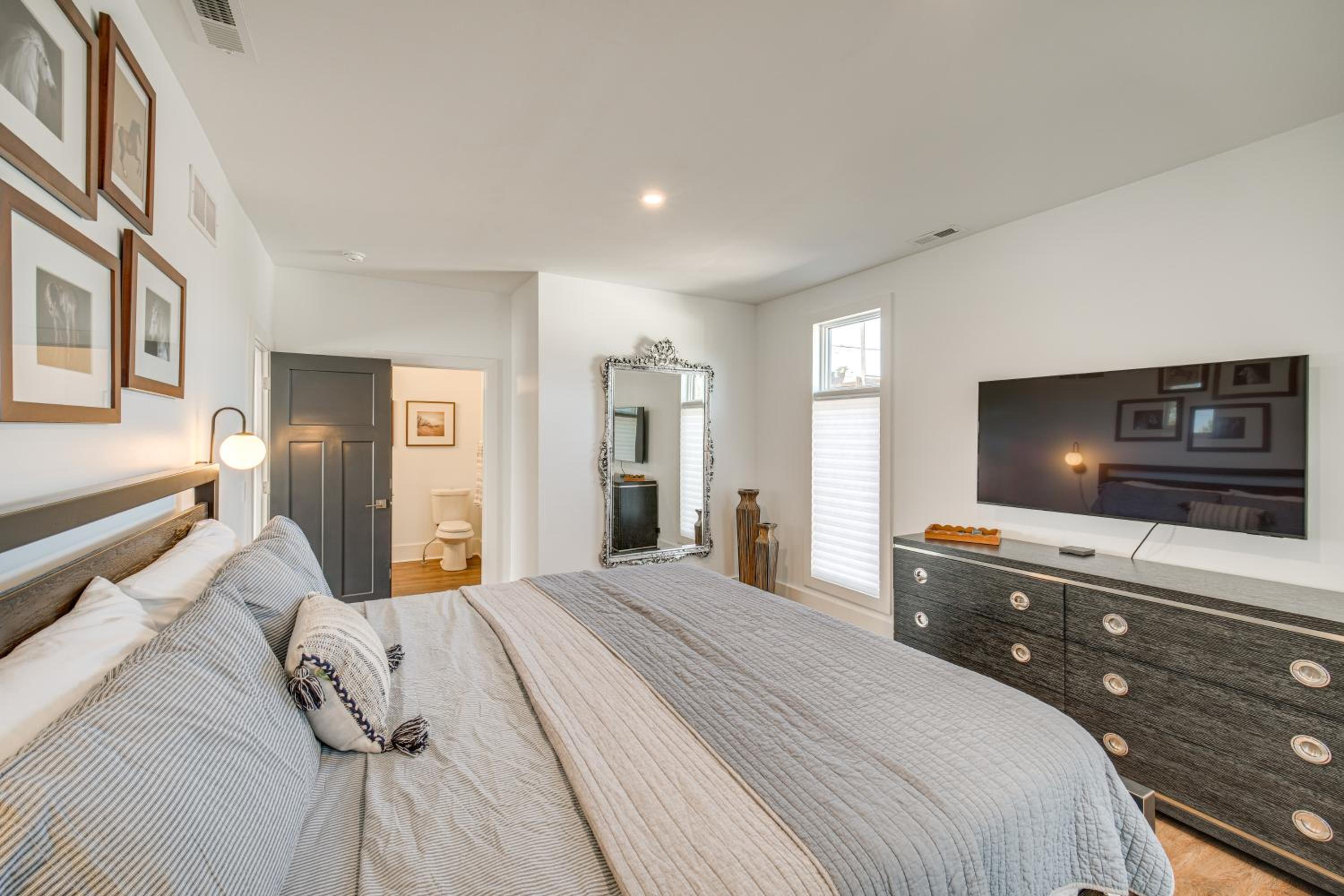 7 Mi to Dtwn and Lake Erie Sleek Cleveland Apt!