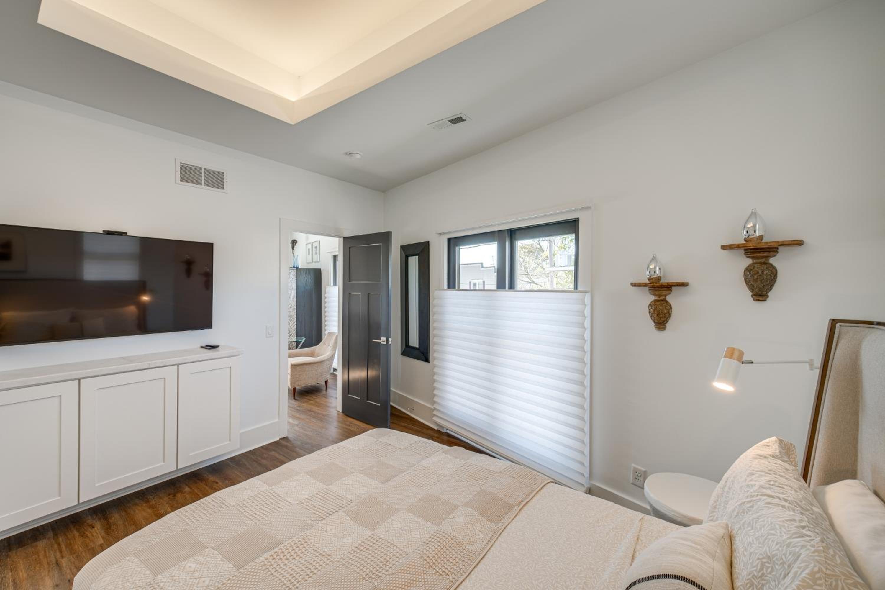7 Mi to Dtwn and Lake Erie Sleek Cleveland Apt!