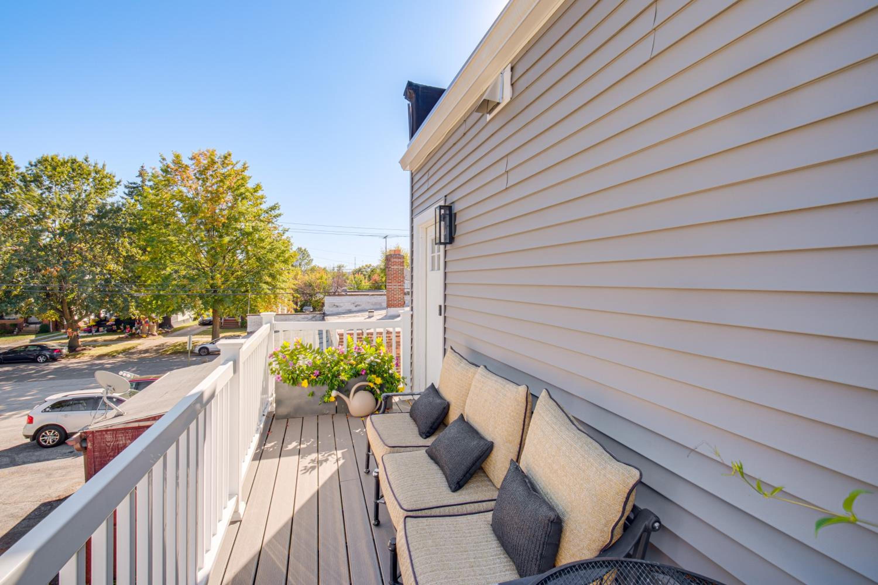 7 Mi to Dtwn and Lake Erie Sleek Cleveland Apt!